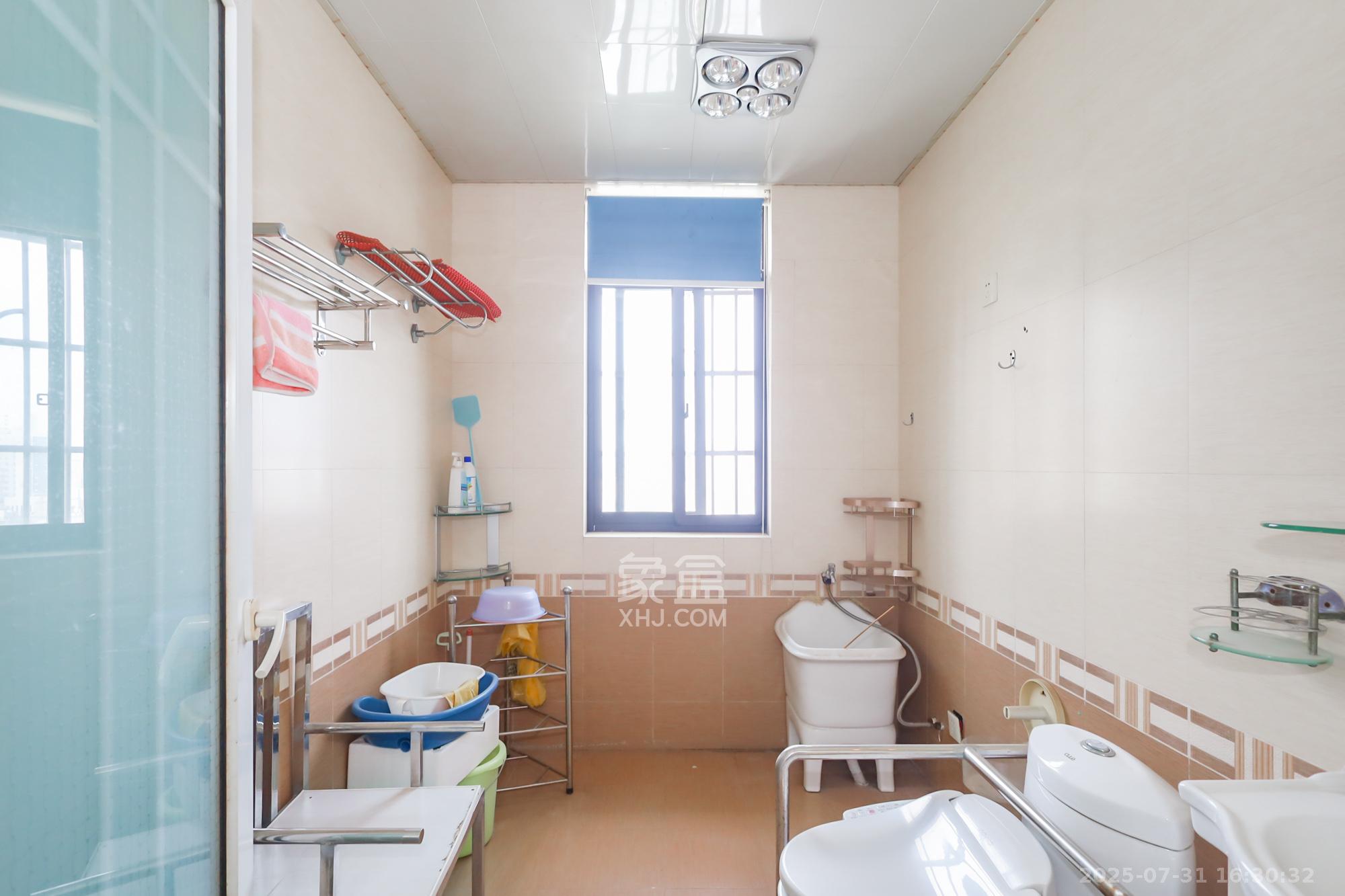 雄海花园  4室2厅1卫    149.88万卫生间