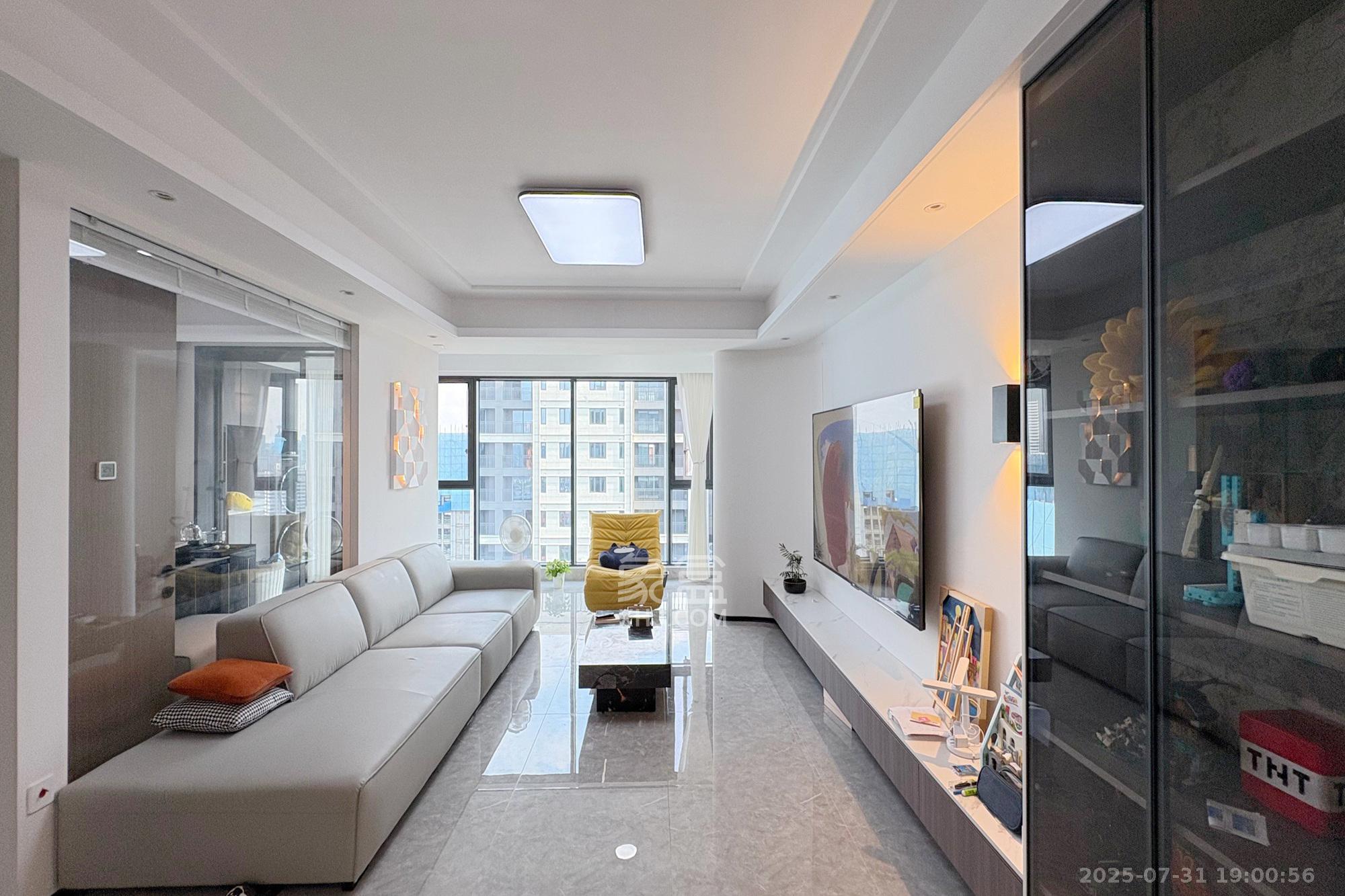 世茂璀璨风华  3室2厅2卫    180.0万 世茂璀璨风华  3室2厅2卫    180.0万客厅