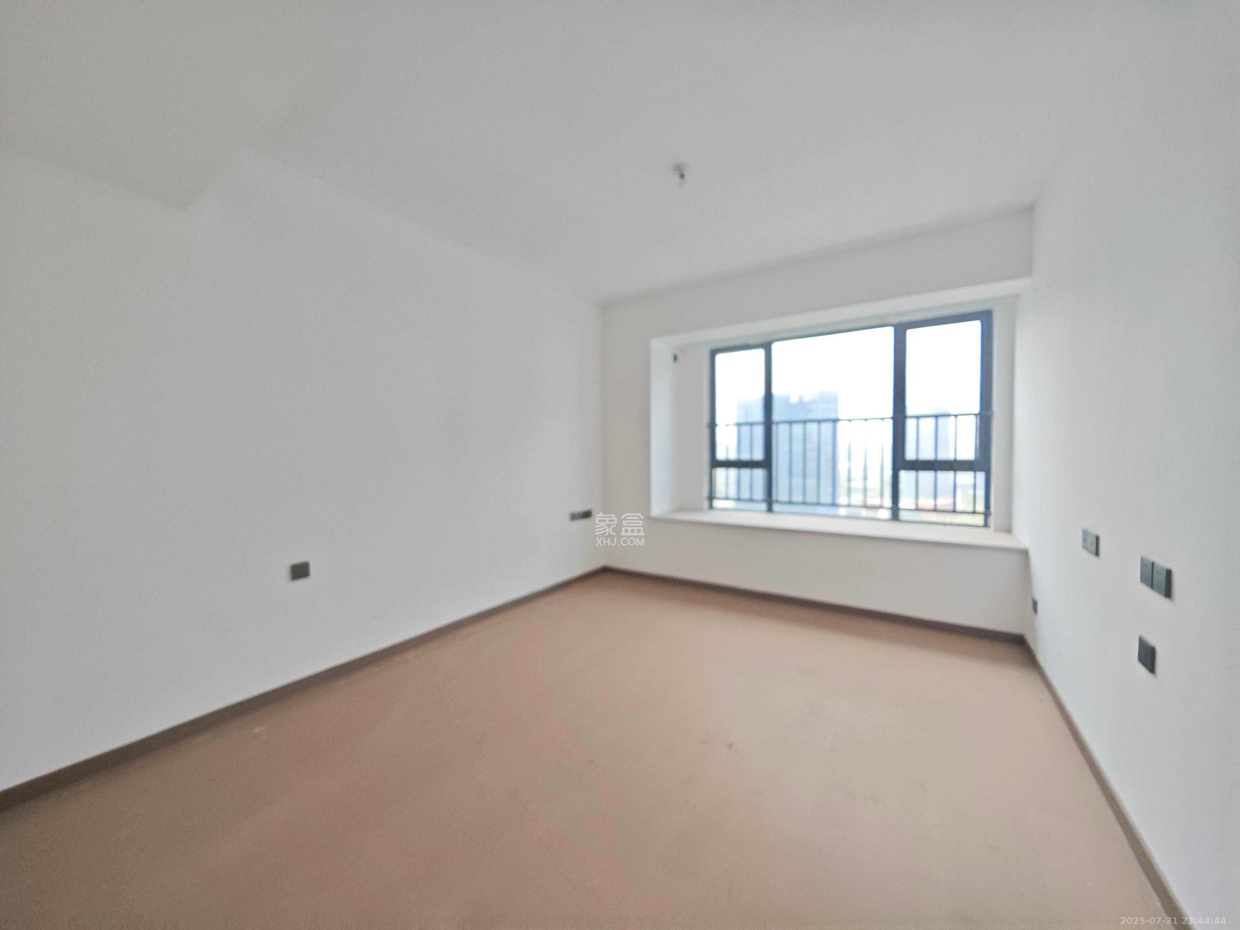 绿地V岛 4室2厅2卫 3500.0元/月 绿地V岛 4室2厅2卫 3500.0元/月室内图