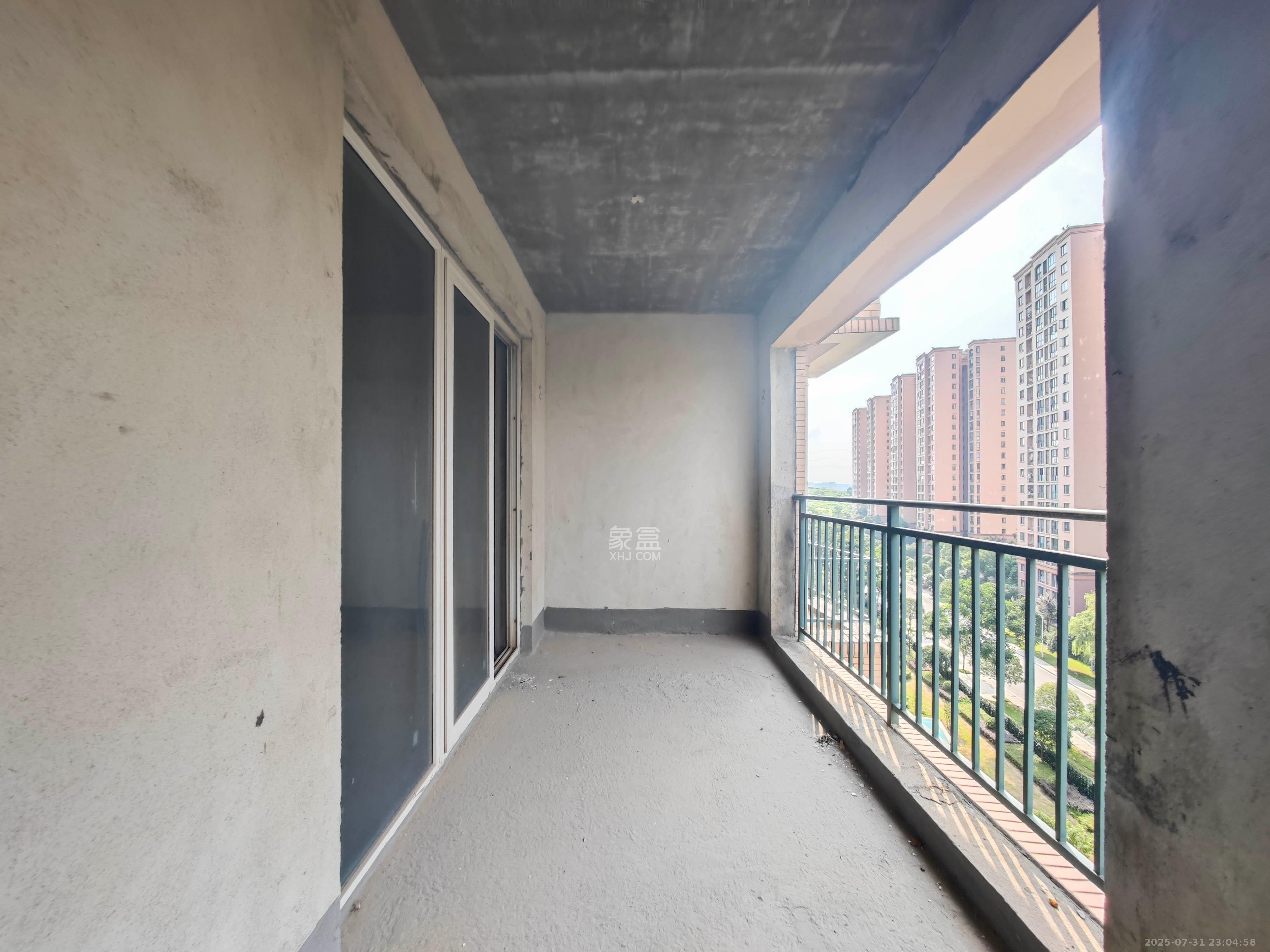 丽发新城  3室2厅2卫   88.00万阳台