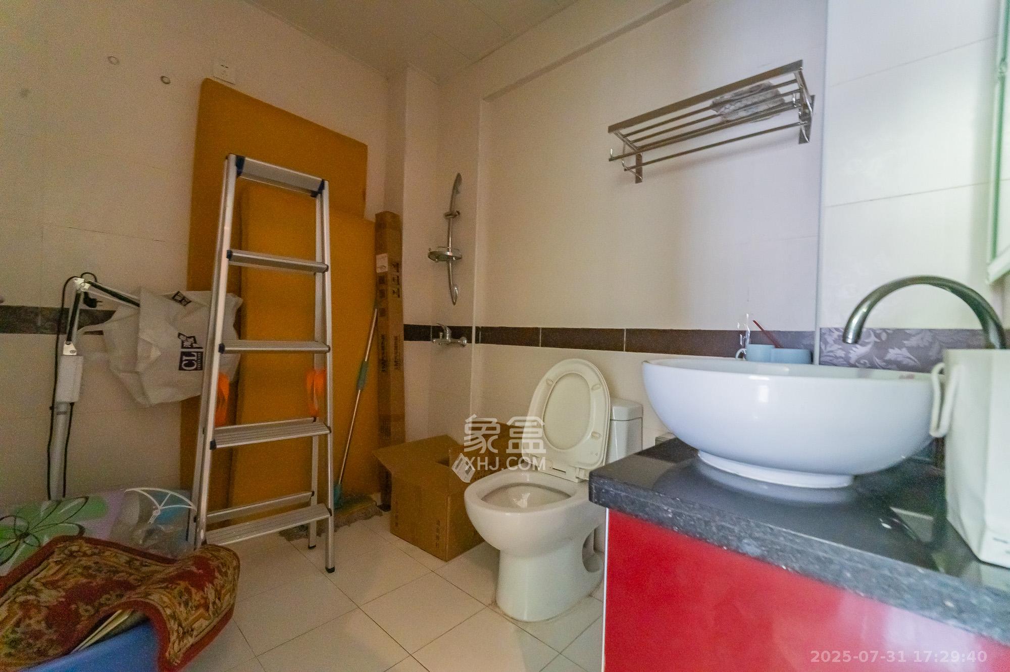 景上鑫苑  4室2厅2卫    79.8万 景上鑫苑  4室2厅2卫    79.8万卫生间