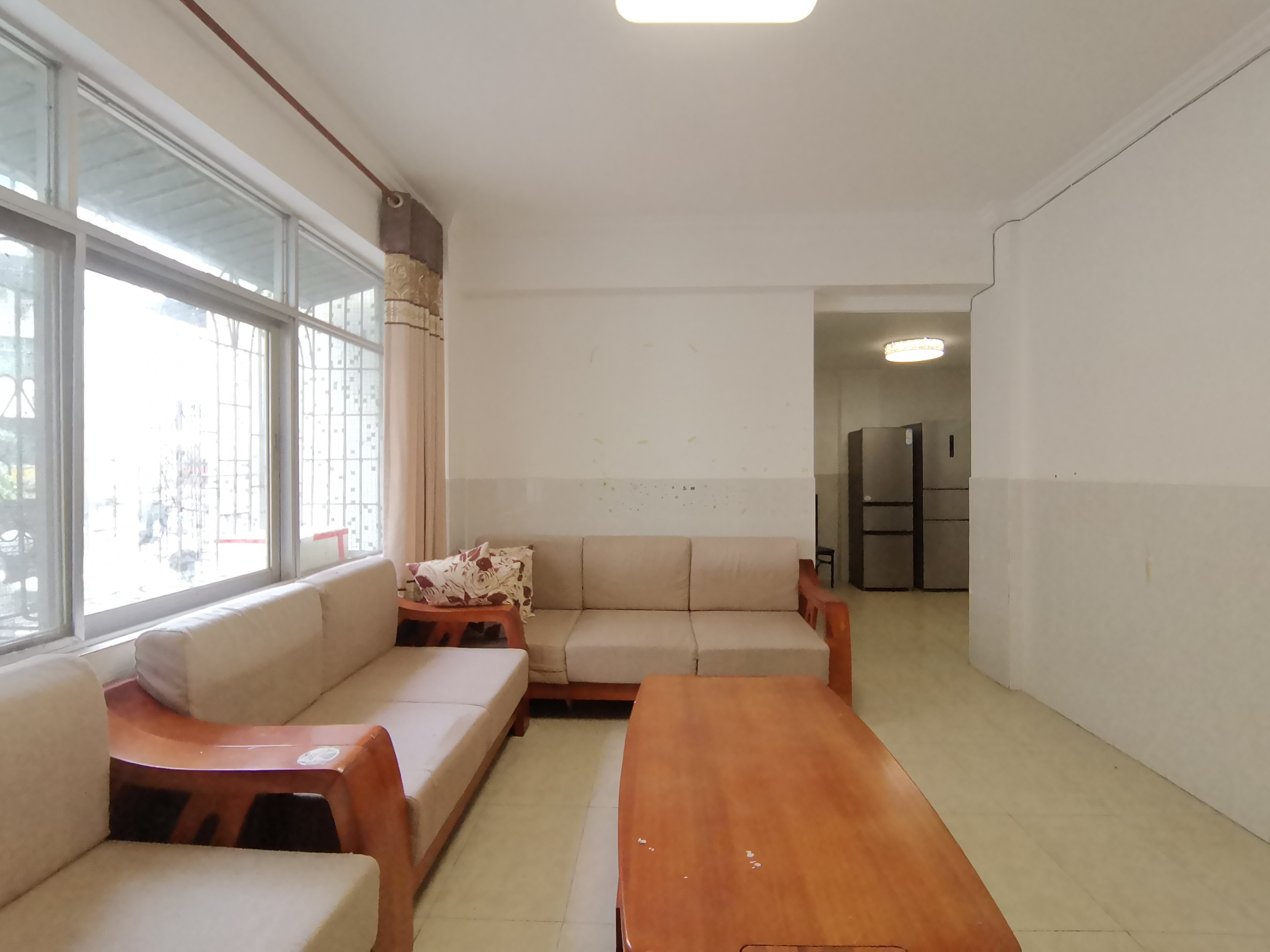 海南师范大学  3室2厅1卫   2800.00元/月