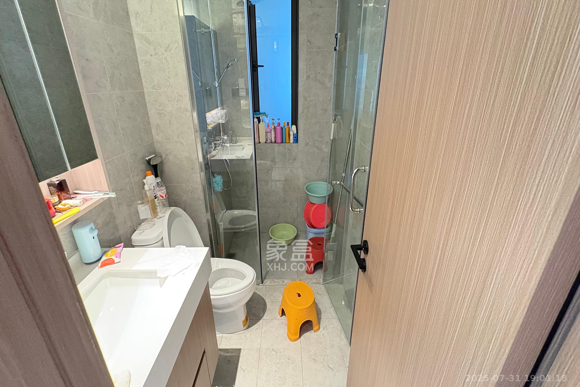 世茂璀璨风华  3室2厅2卫    180.0万卫生间