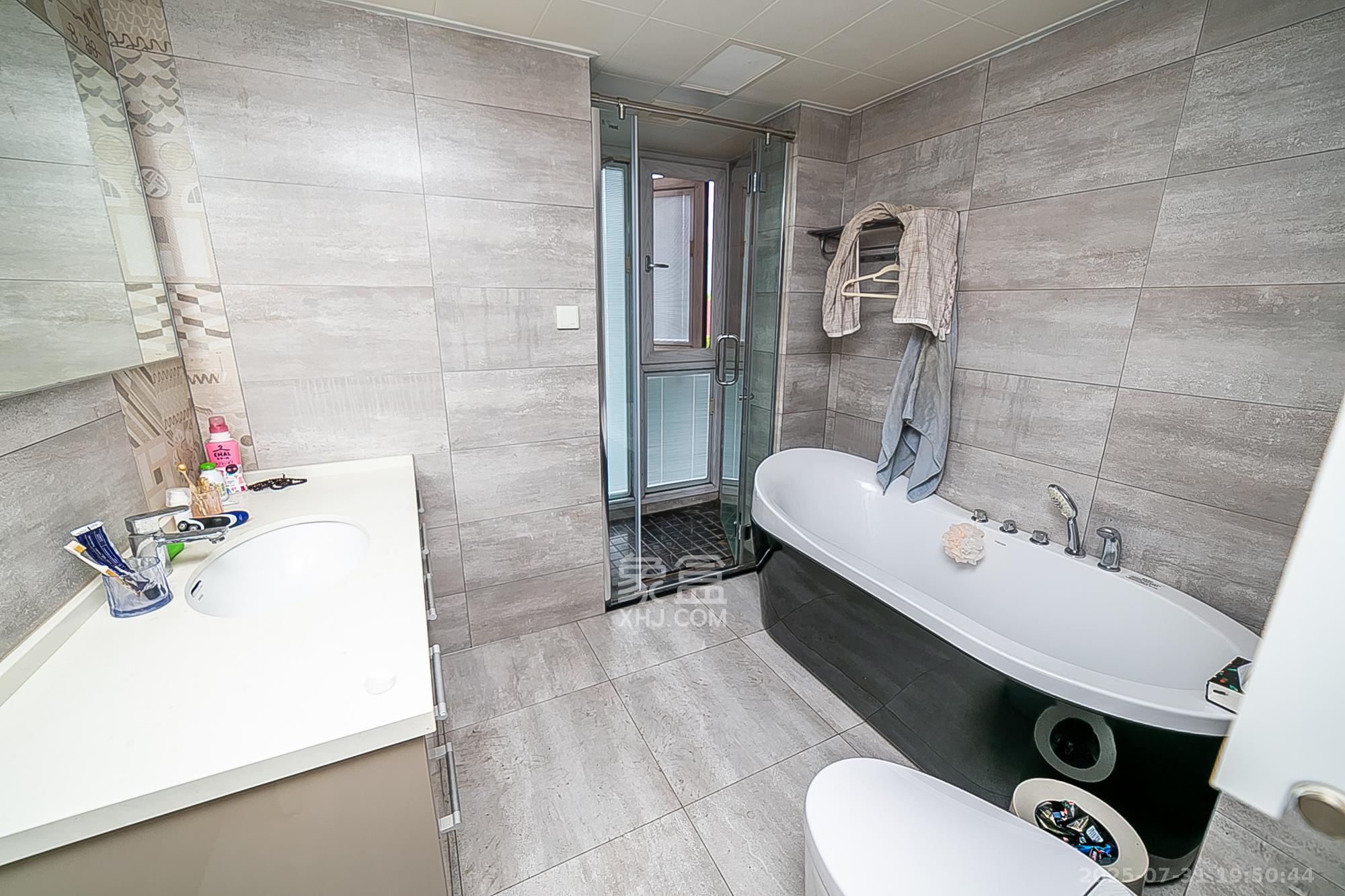 第六都（陆都小区）  5室2厅3卫    480.0万卫生间