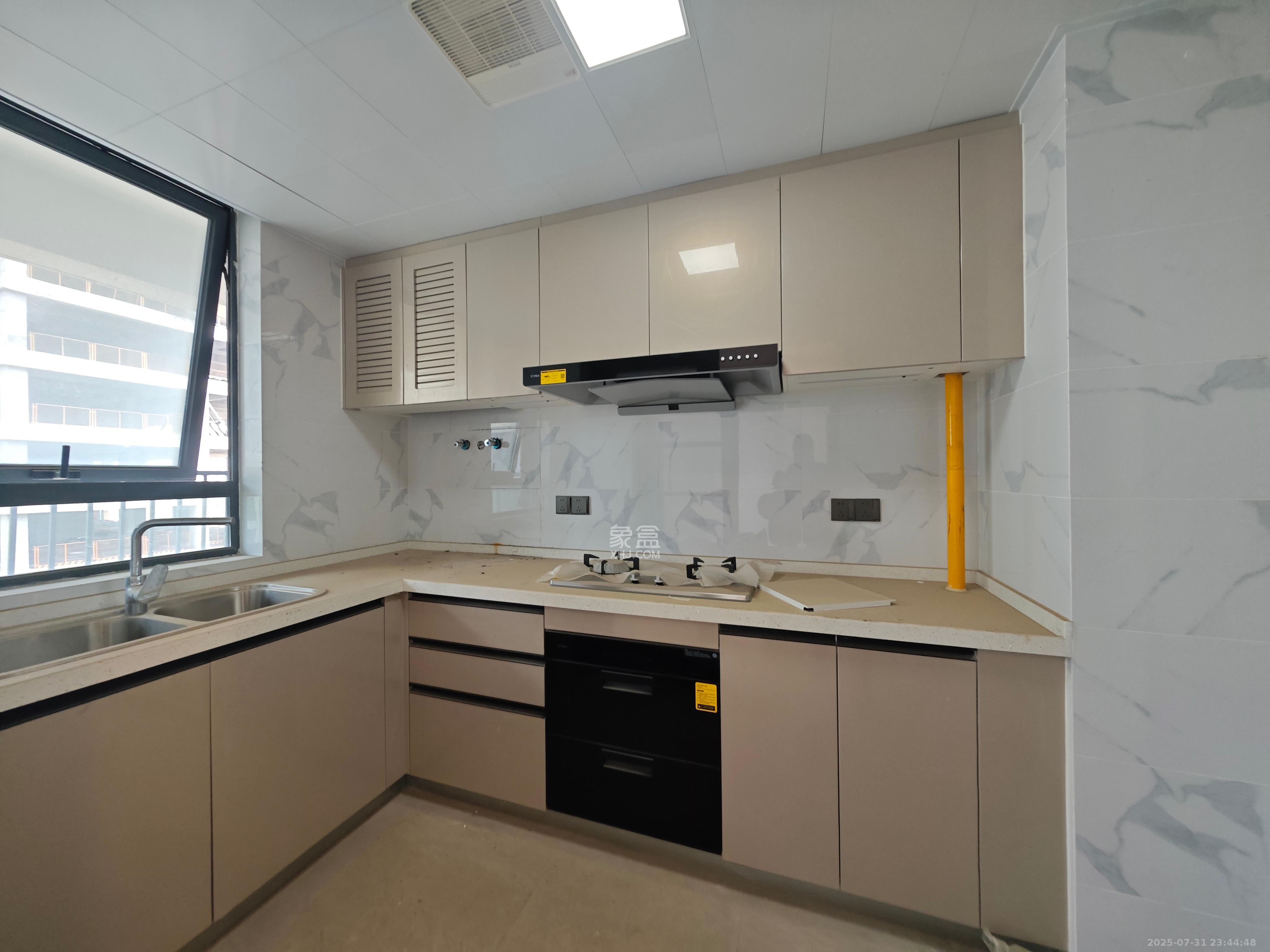 绿地V岛 4室2厅2卫 3500.0元/月 绿地V岛 4室2厅2卫 3500.0元/月室内图