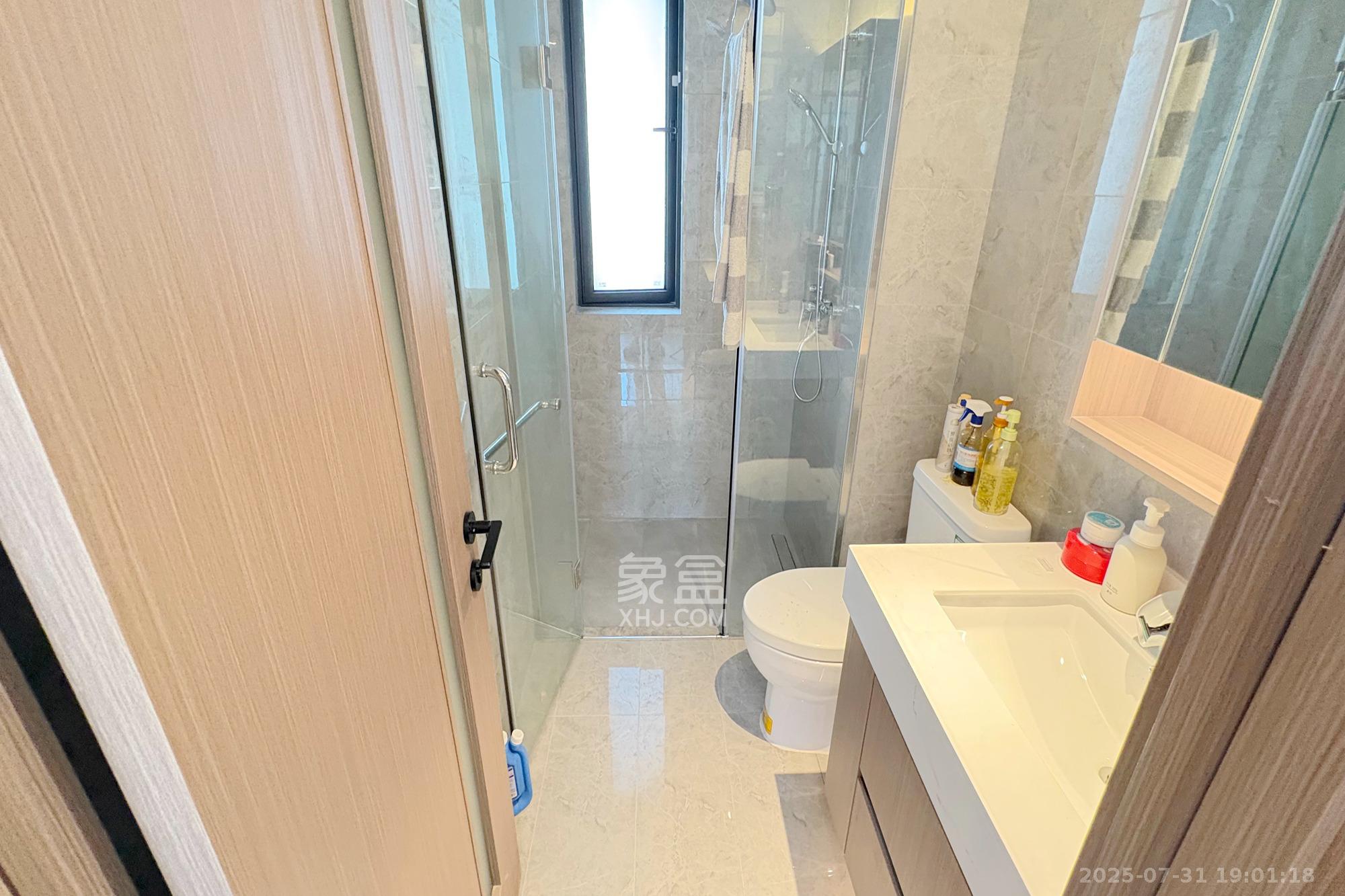 世茂璀璨风华  3室2厅2卫    180.0万卫生间