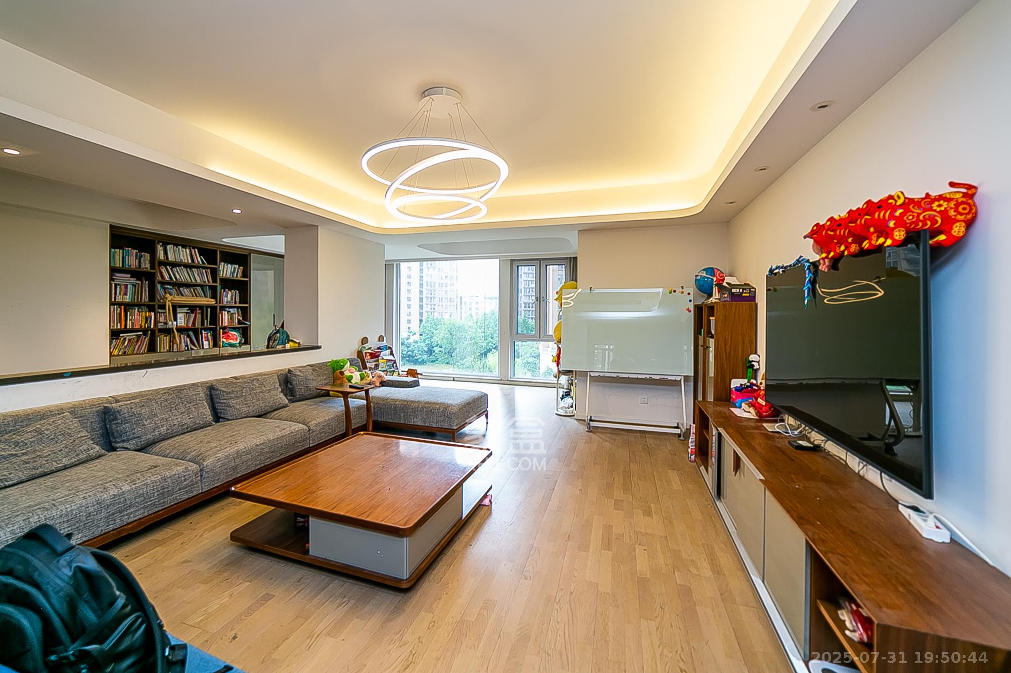 第六都（陆都小区）  5室2厅3卫    480.0万客厅