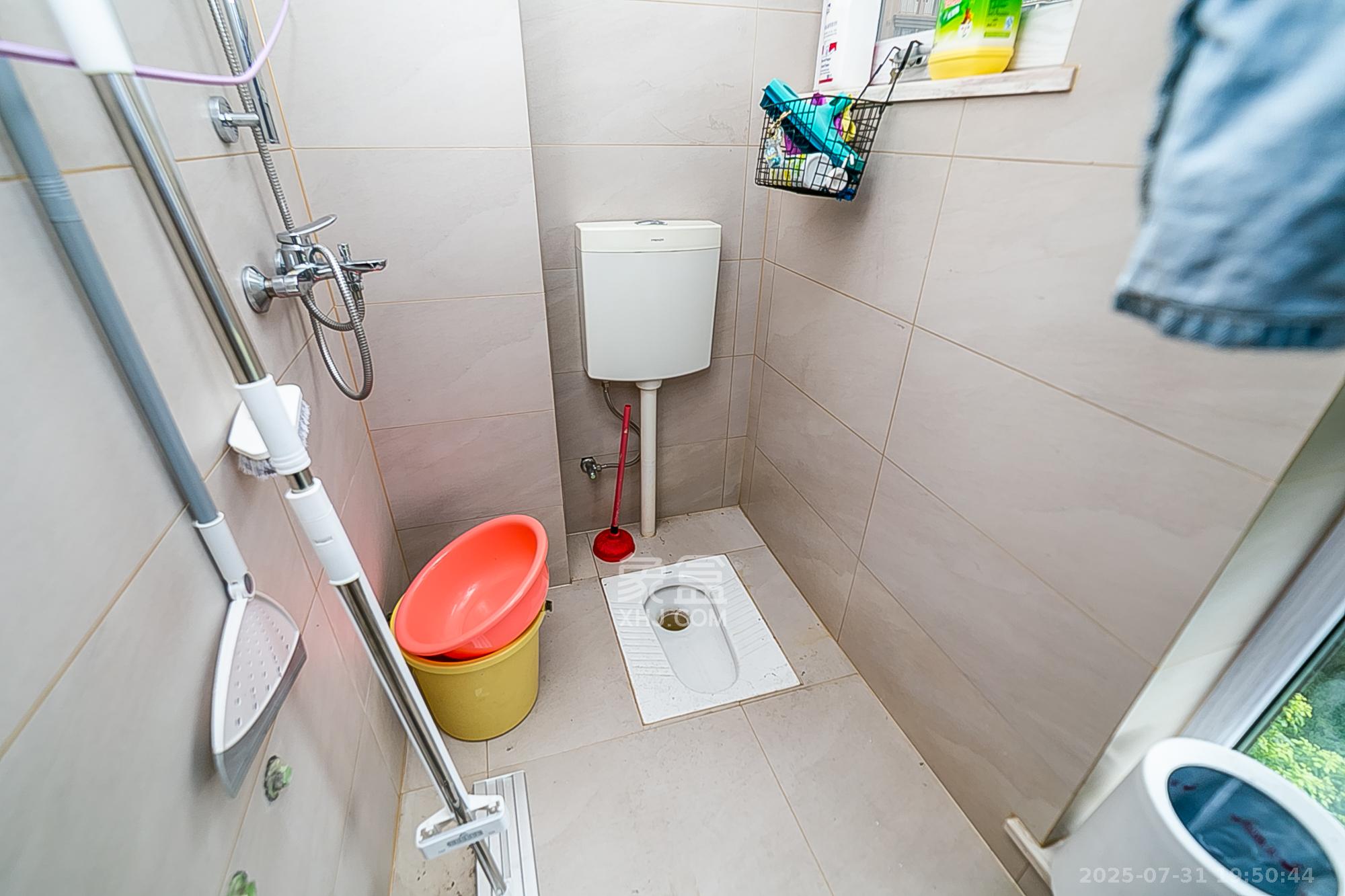 第六都（陆都小区）  5室2厅3卫    480.0万卫生间