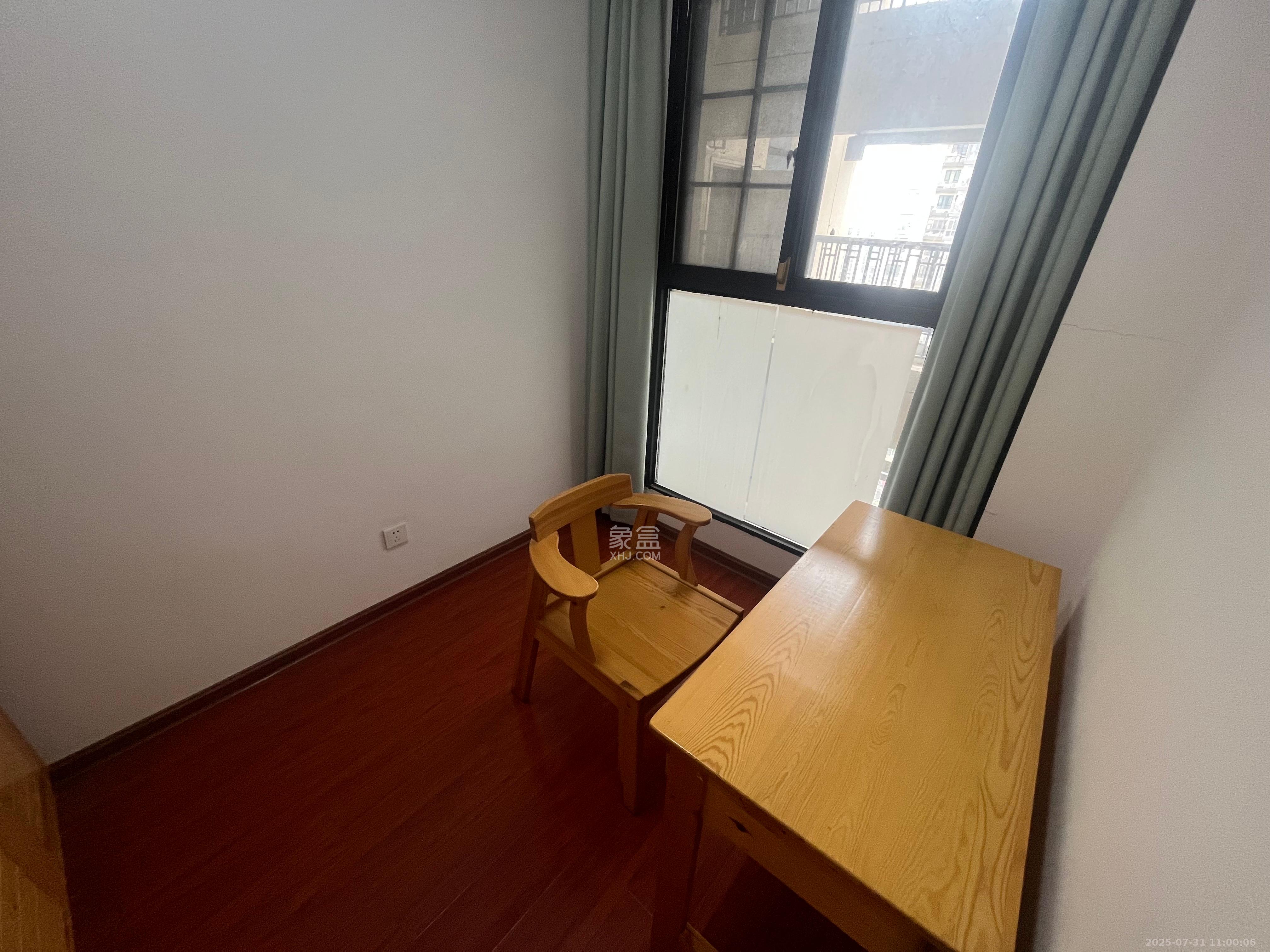 绿地之窗  1室2厅1卫   2200.00元/月室内图