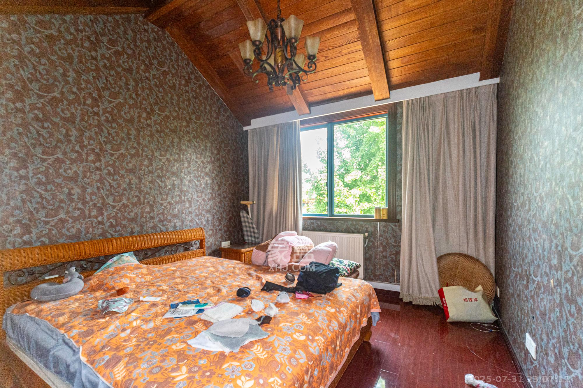 湘龙家园  6室2厅4卫    425.0万 湘龙家园  6室2厅4卫    425.0万卧室