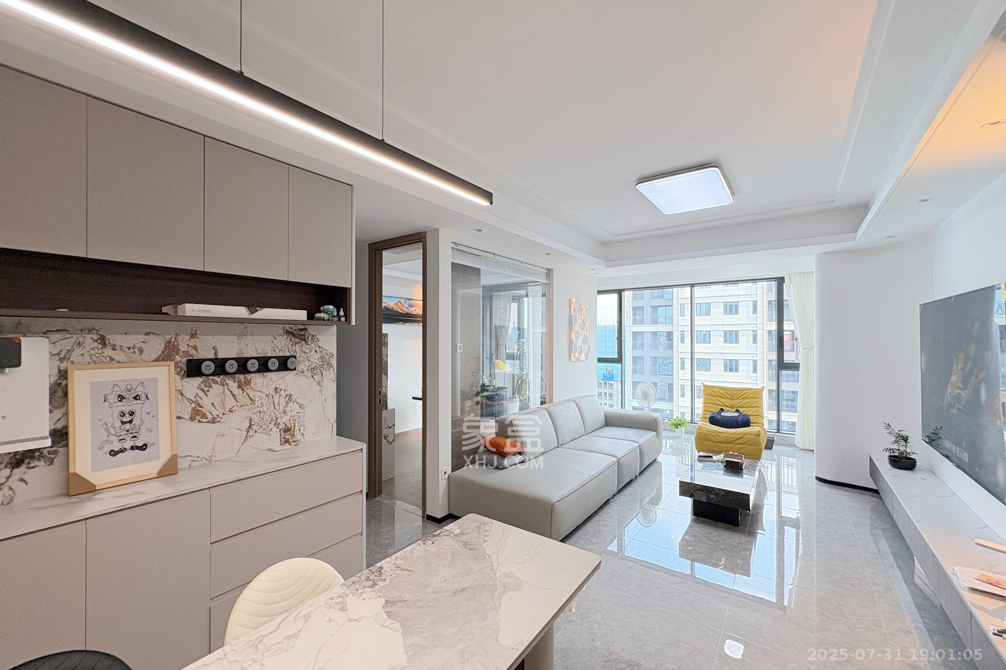 世茂璀璨风华  3室2厅2卫    180.0万客厅