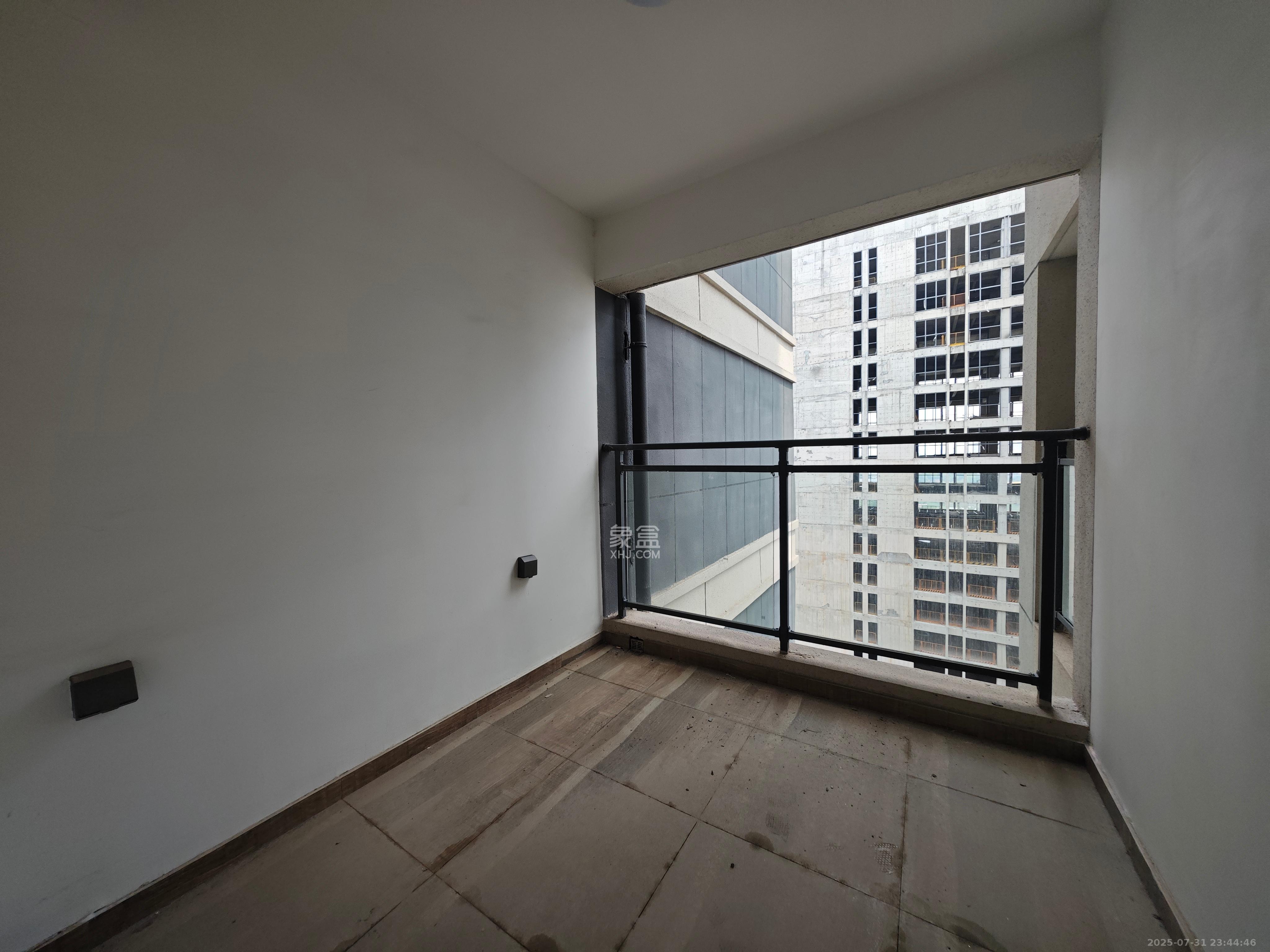 绿地V岛 4室2厅2卫 3500.0元/月 绿地V岛 4室2厅2卫 3500.0元/月室内图