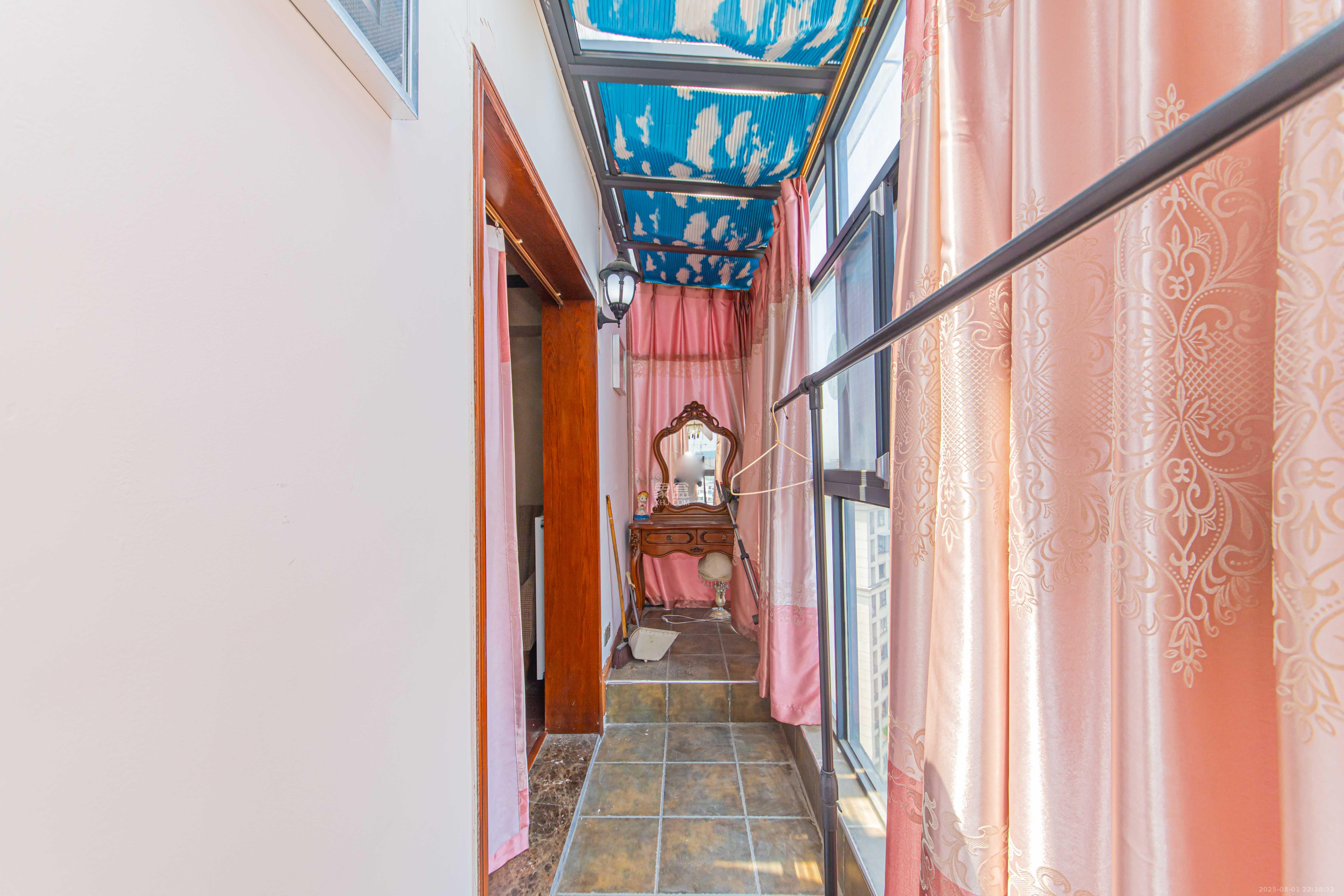 九峰远见 6室3厅4卫 266.0万 九峰远见 6室3厅4卫 266.0万阳台