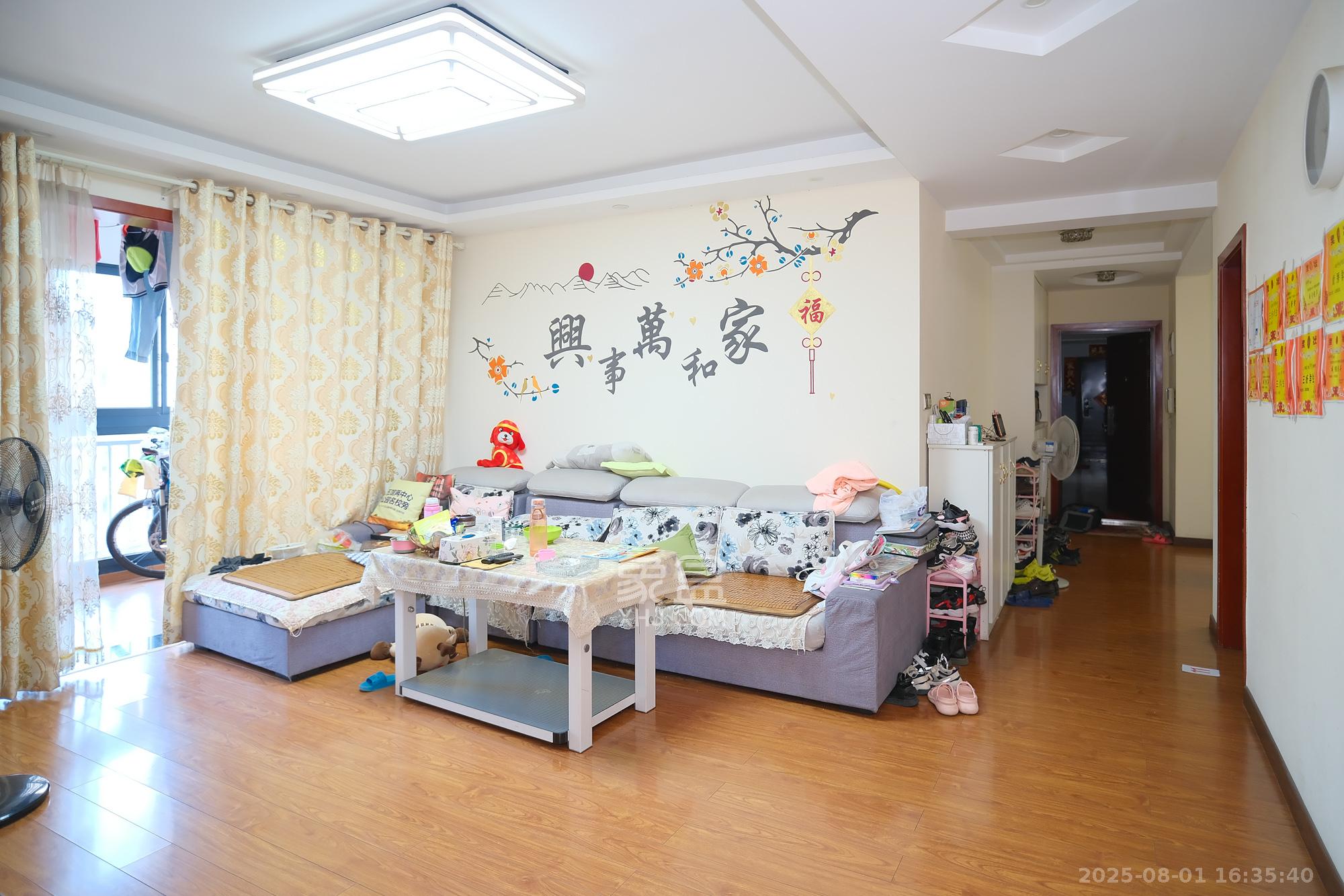 三一街区  3室2厅2卫   89.80万客厅
