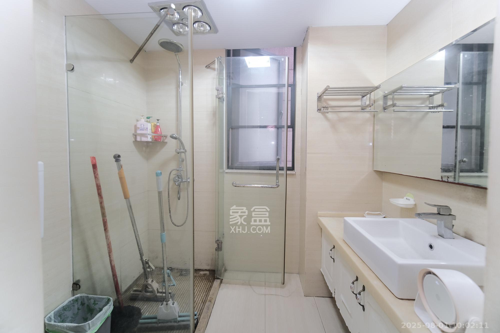 三一街区  4室2厅2卫   105.00万卫生间