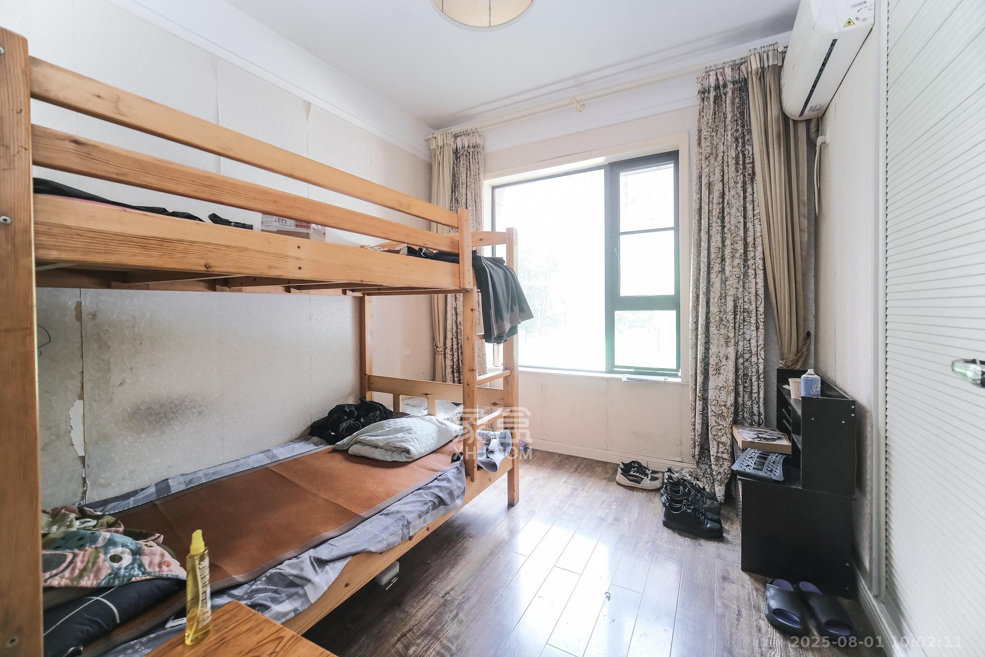 三一街区  4室2厅2卫   105.00万卧室