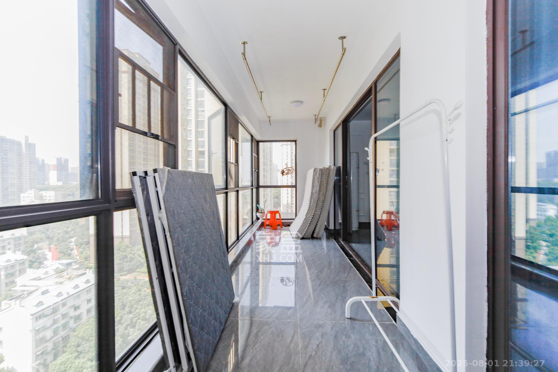 鑫苑木莲世家  4室2厅2卫    140.0万阳台