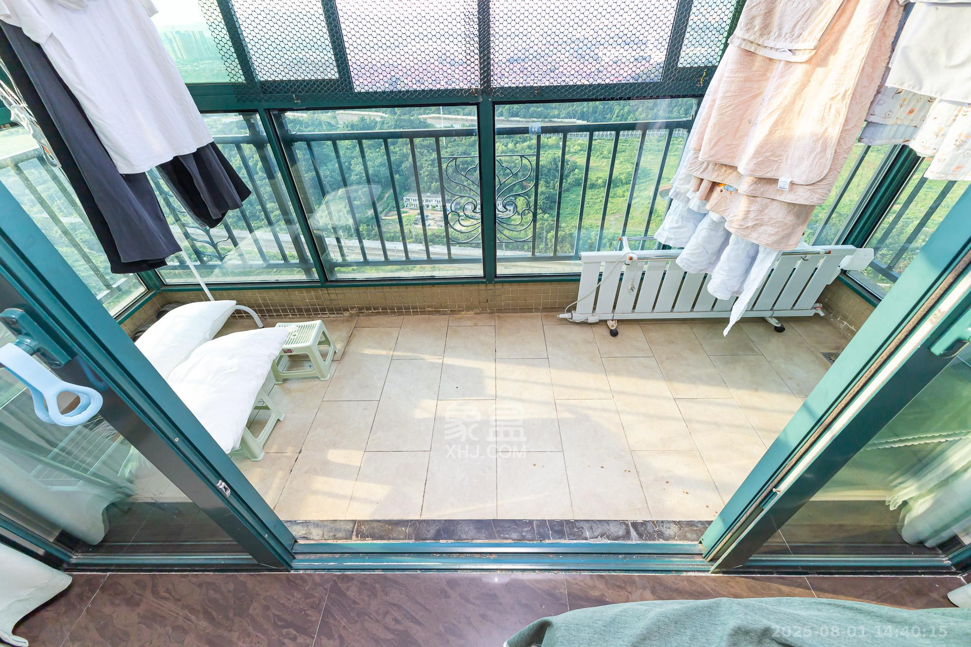 恒大名都 3室2厅1卫 56.0万 恒大名都 3室2厅1卫 56.0万阳台