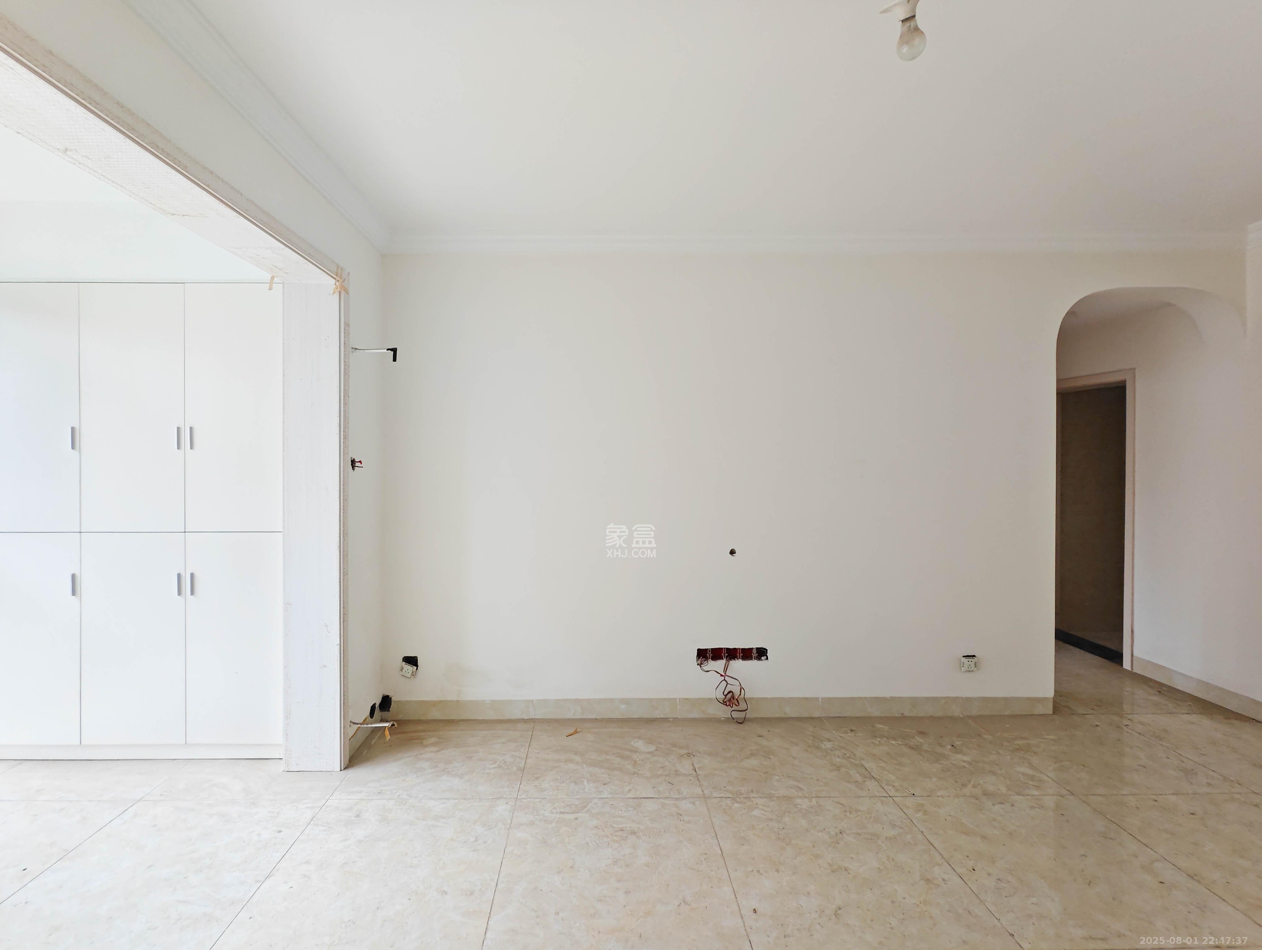 五矿紫湖香醍 4室2厅2卫 100.0万 五矿紫湖香醍 4室2厅2卫 100.0万客厅