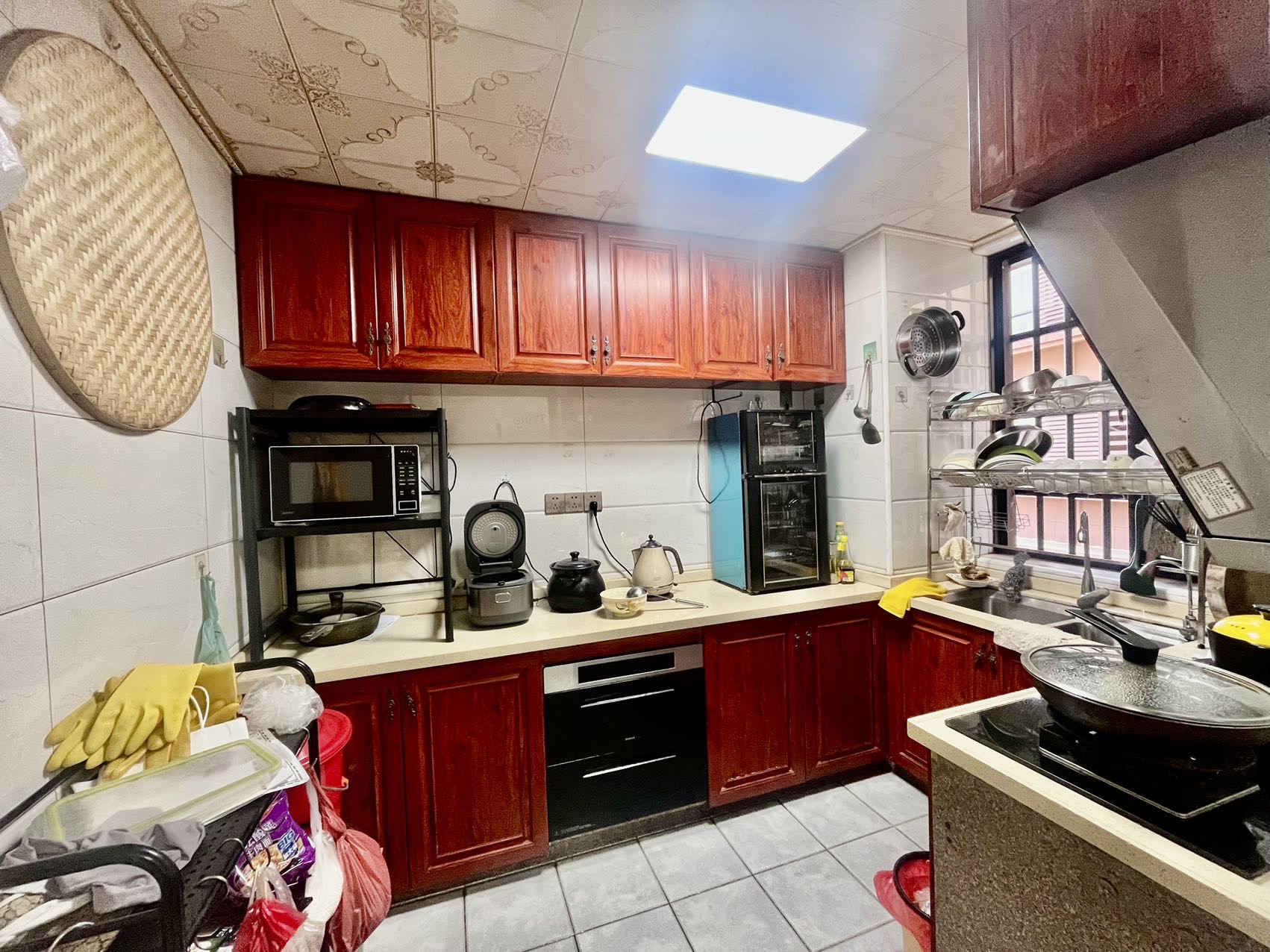 海信华庭  3室2厅2卫    225.0万客厅