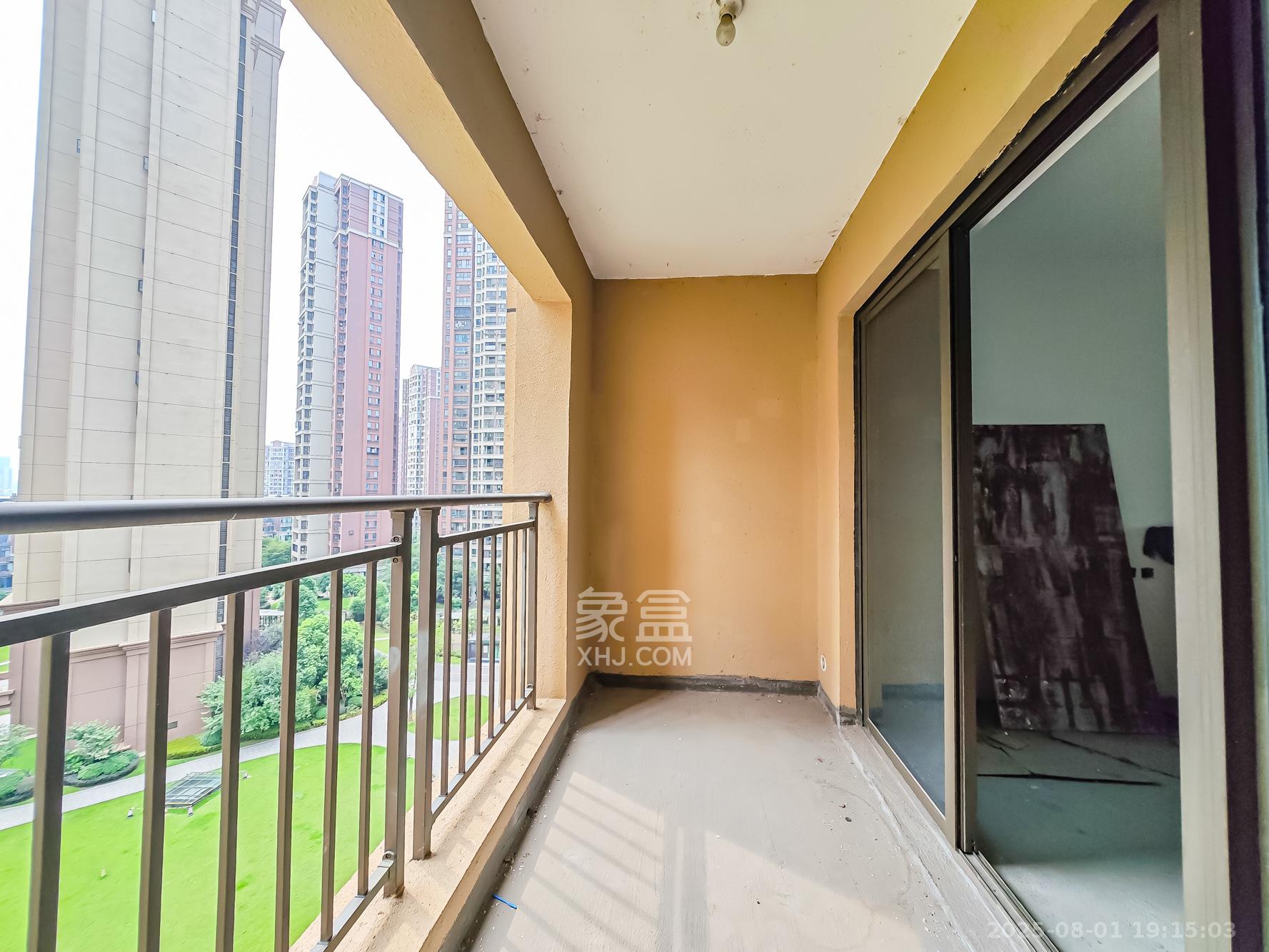 长沙雅居乐花园  3室2厅2卫    88.0万阳台