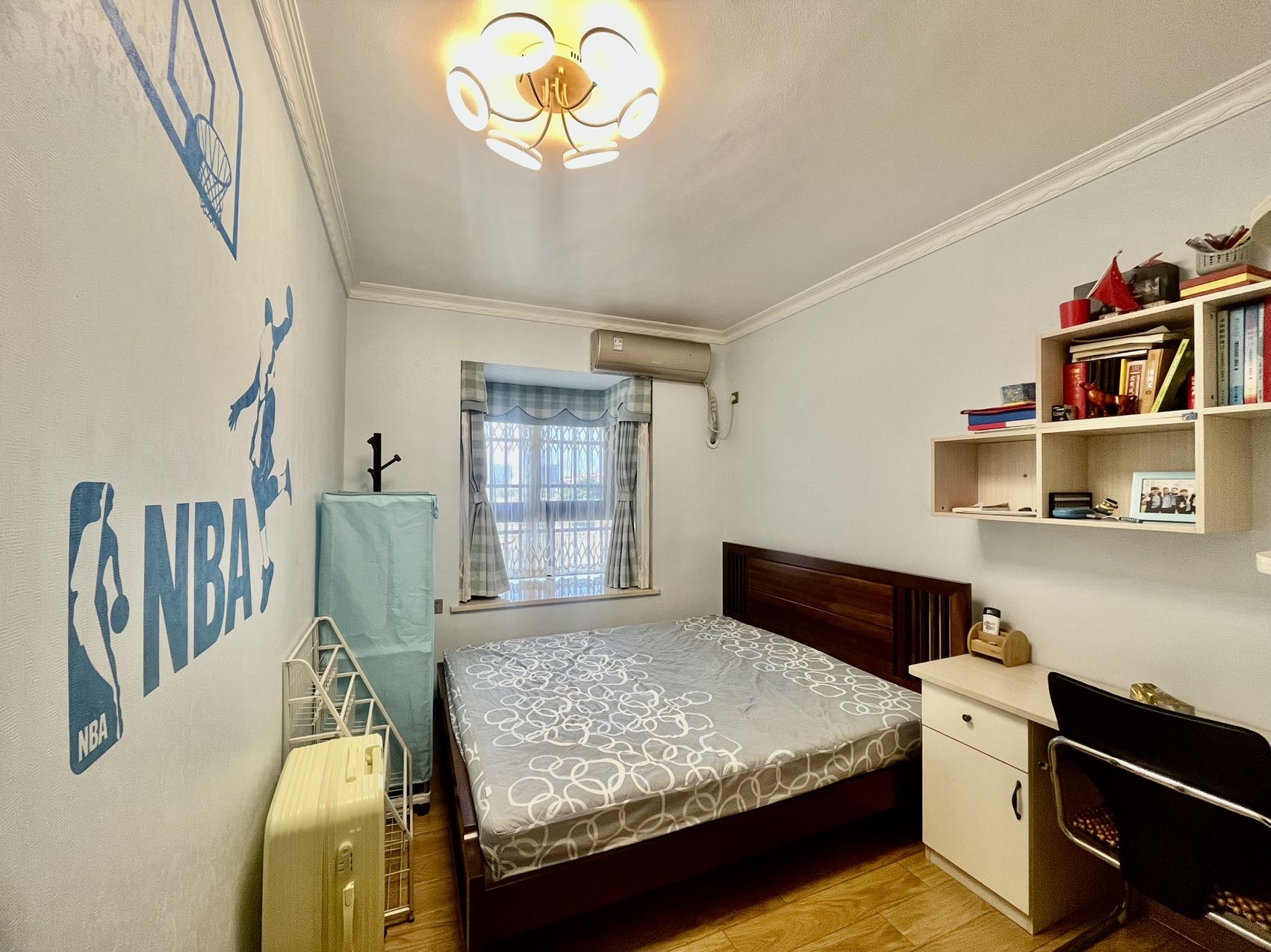 海信华庭  3室2厅2卫    225.0万客厅