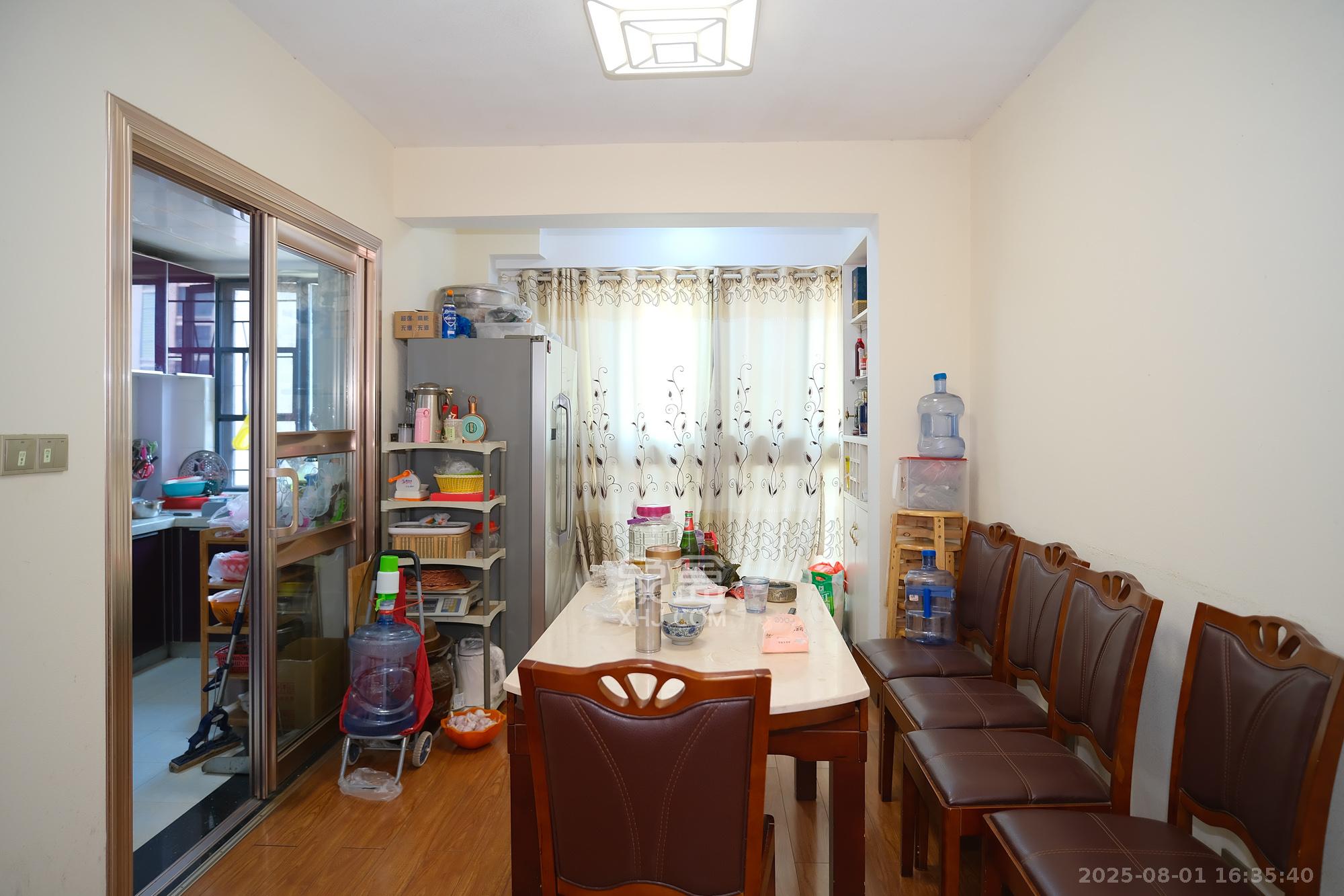 三一街区  3室2厅2卫   89.80万客厅