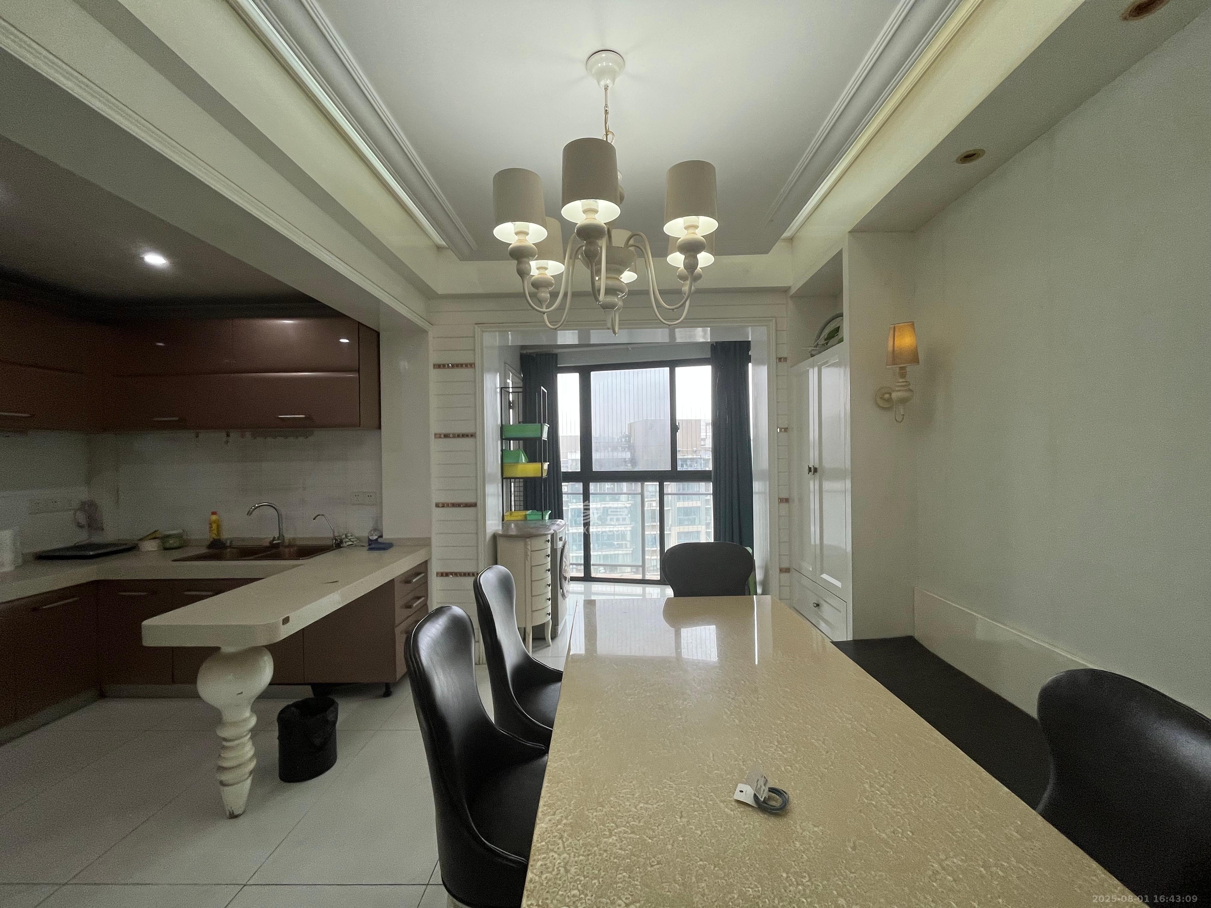 藏珑湖上国际花园  4室2厅2卫    6000.0元/月室内图