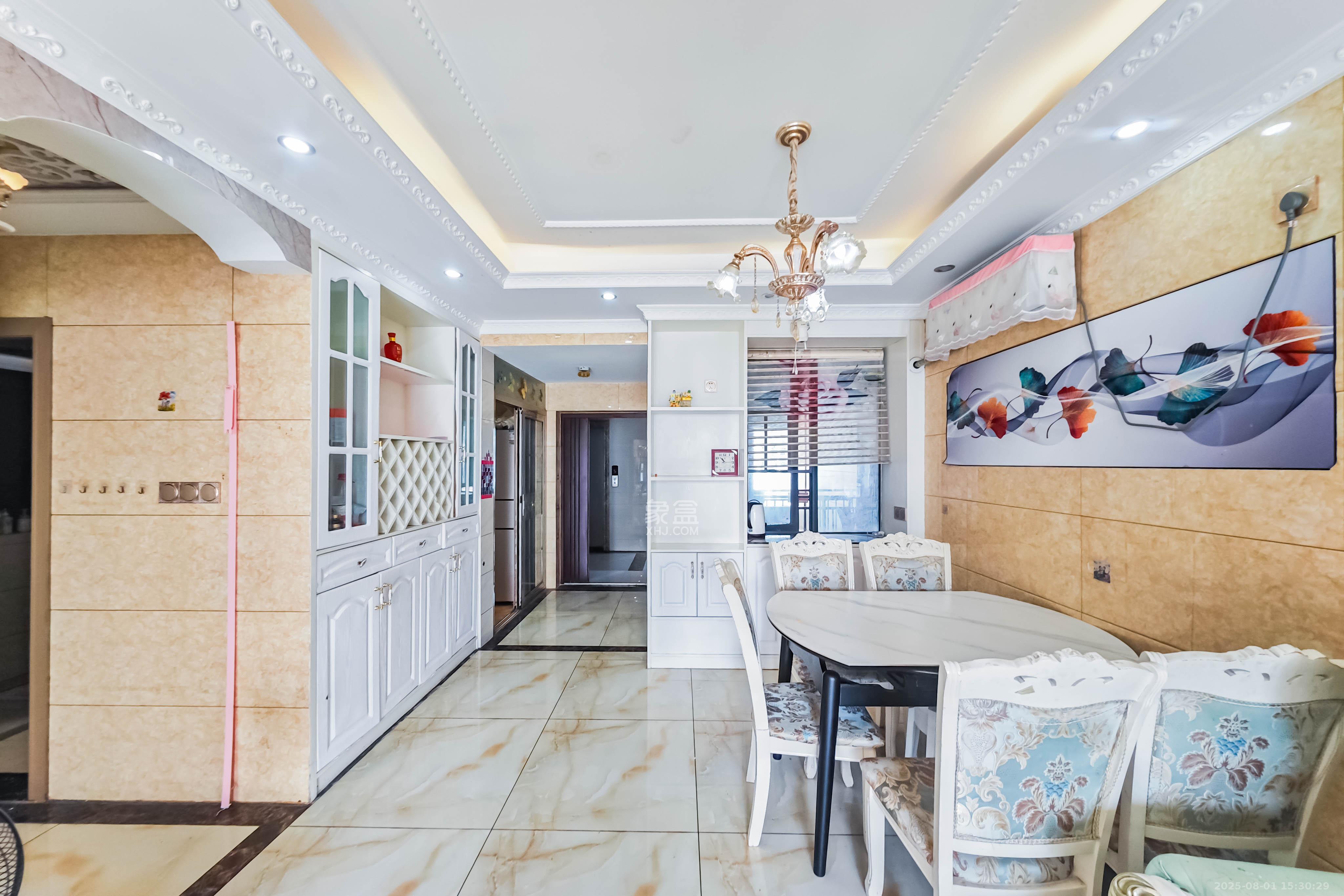 兴旺正佳广场(金石雅苑) 3室2厅1卫 106.0万 兴旺正佳广场(金石雅苑) 3室2厅1卫 106.0万客厅