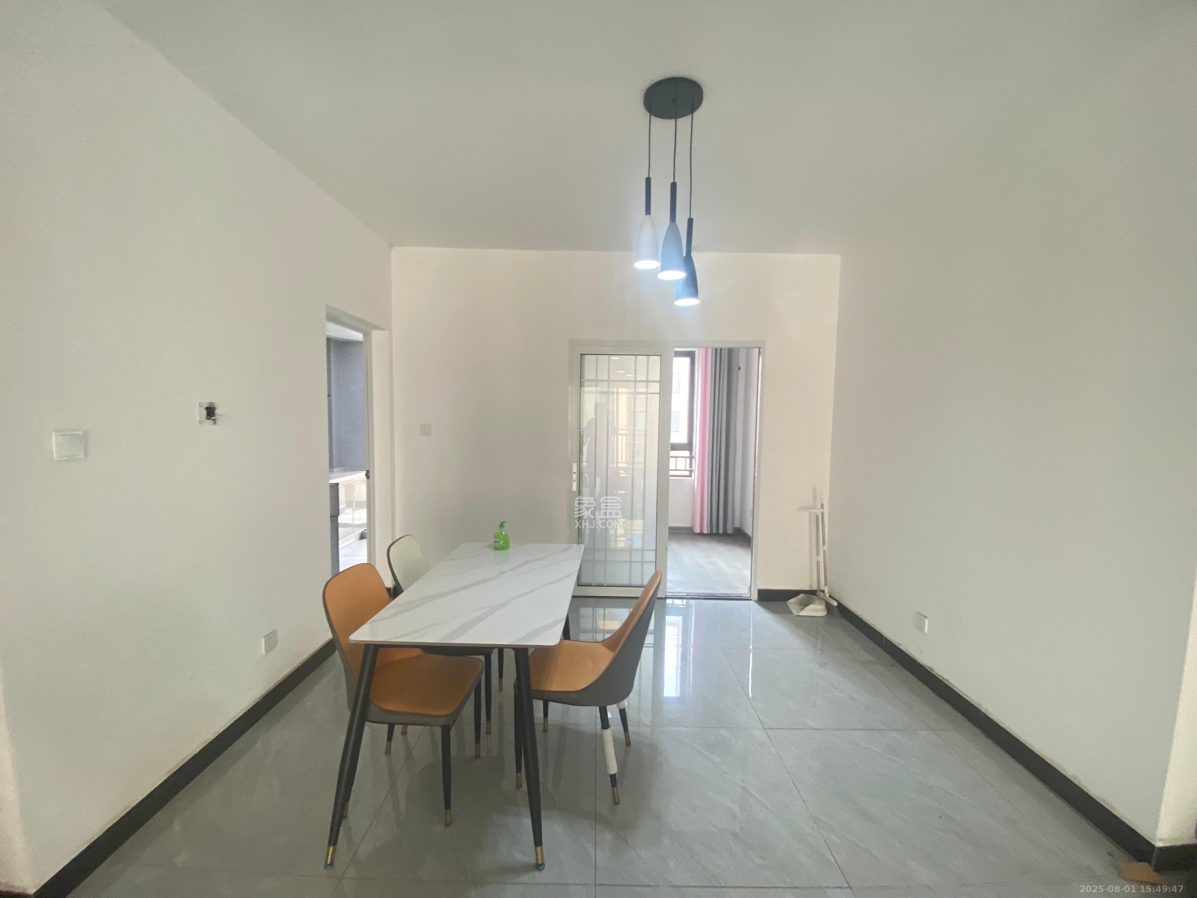 绿地海外滩二期 4室2厅2卫 2300.0元/月 绿地海外滩二期 4室2厅2卫 2300.0元/月室内图