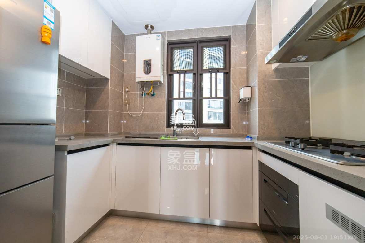 东原麓印长江A区  4室2厅2卫    140.0万 东原麓印长江A区  4室2厅2卫    140.0万厨房