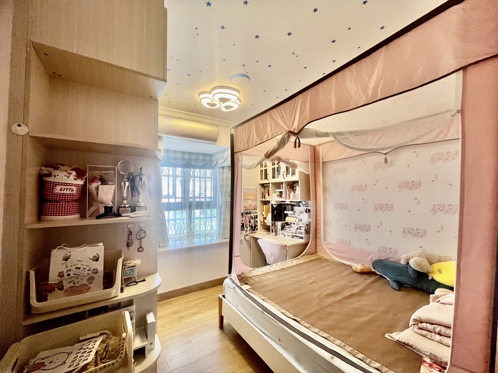 海信华庭  3室2厅2卫    225.0万客厅