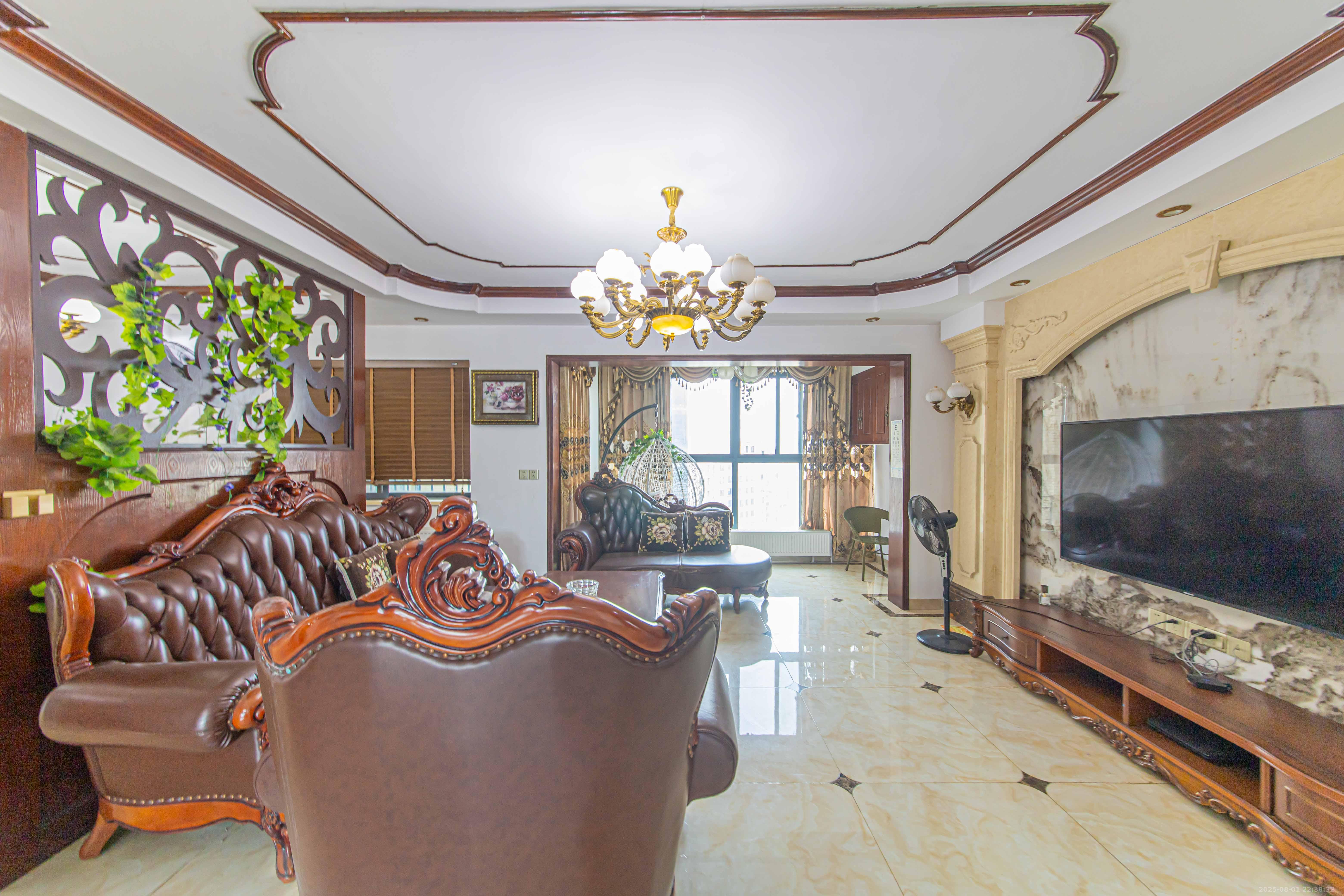 九峰远见 6室3厅4卫 266.0万 九峰远见 6室3厅4卫 266.0万客厅