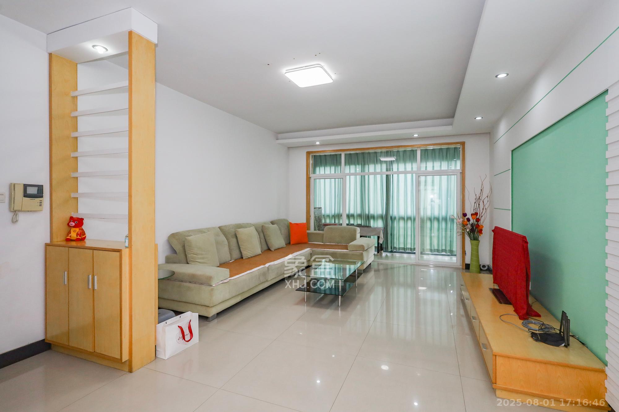 枫林绿洲  4室2厅2卫    128.0万客厅