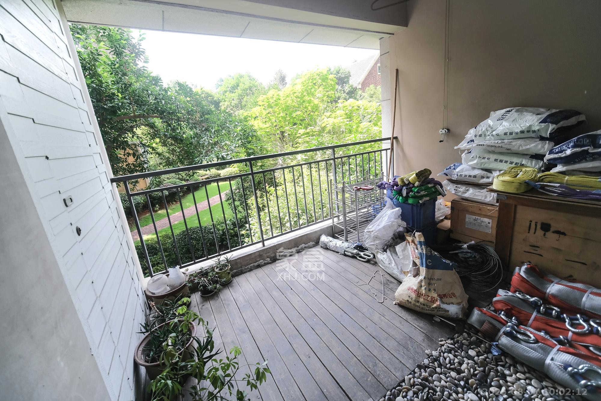 三一街区  4室2厅2卫   105.00万阳台