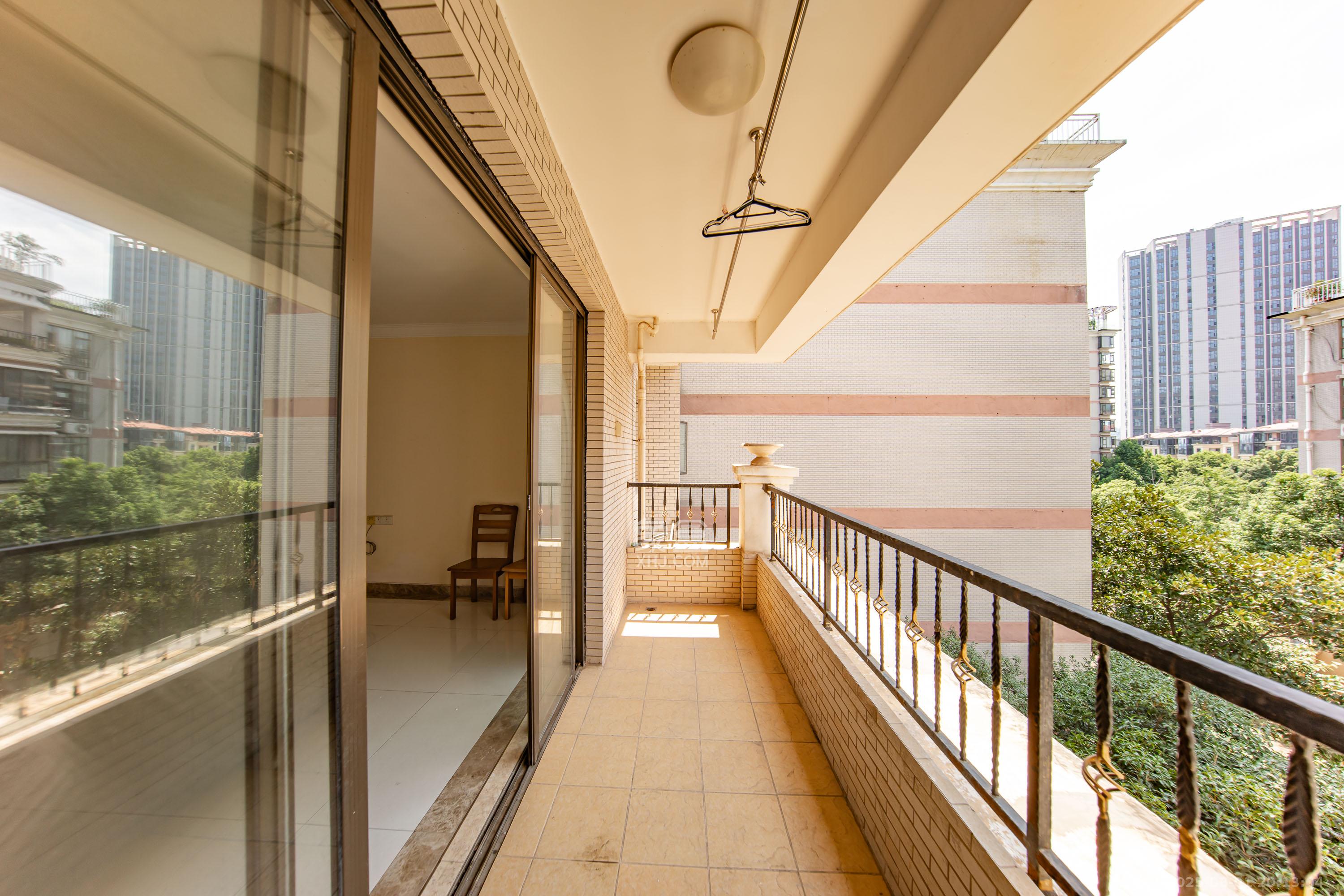 江山帝景雅典  3室2厅2卫    113.0万阳台