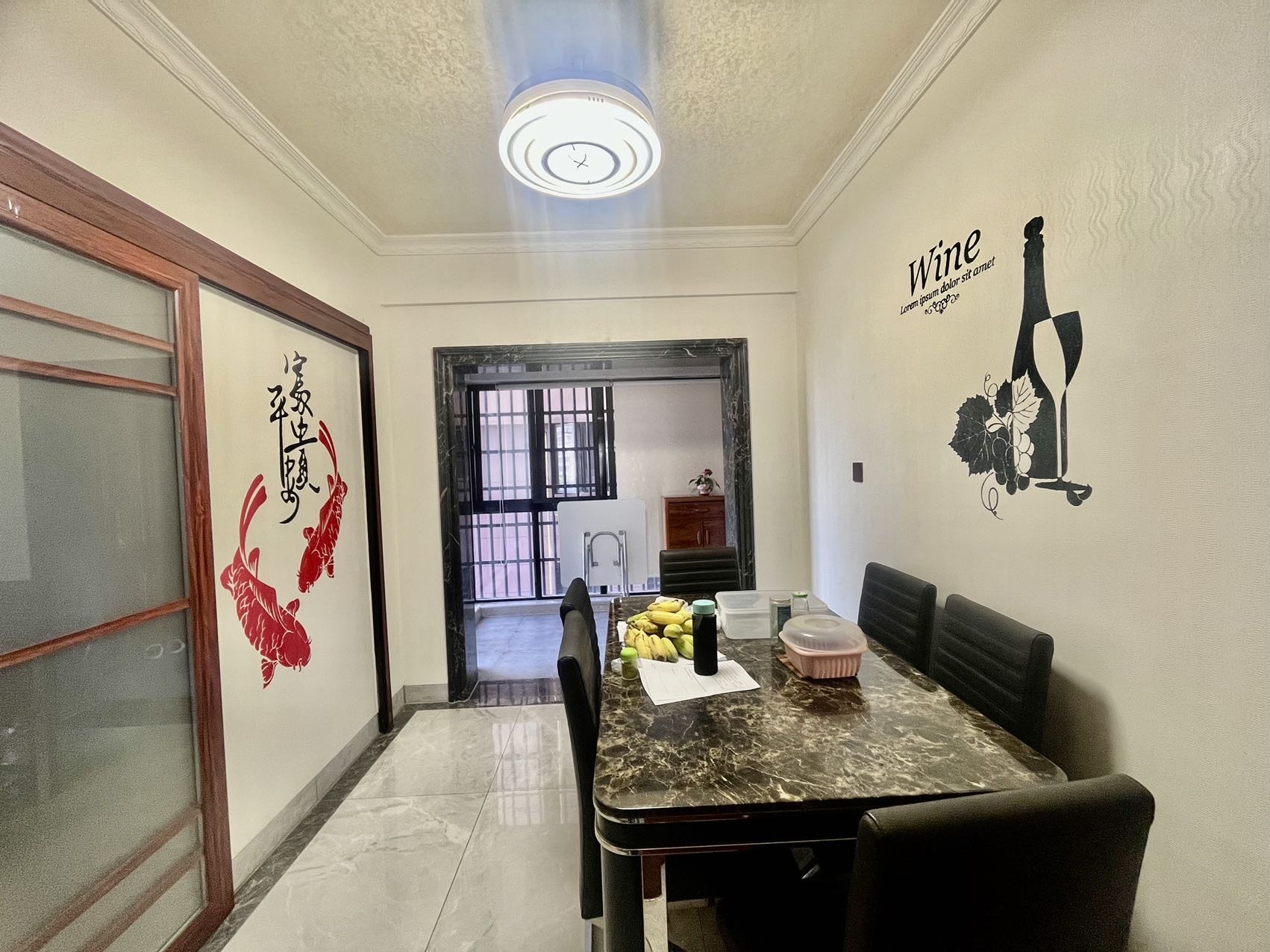 海信华庭  3室2厅2卫    225.0万客厅