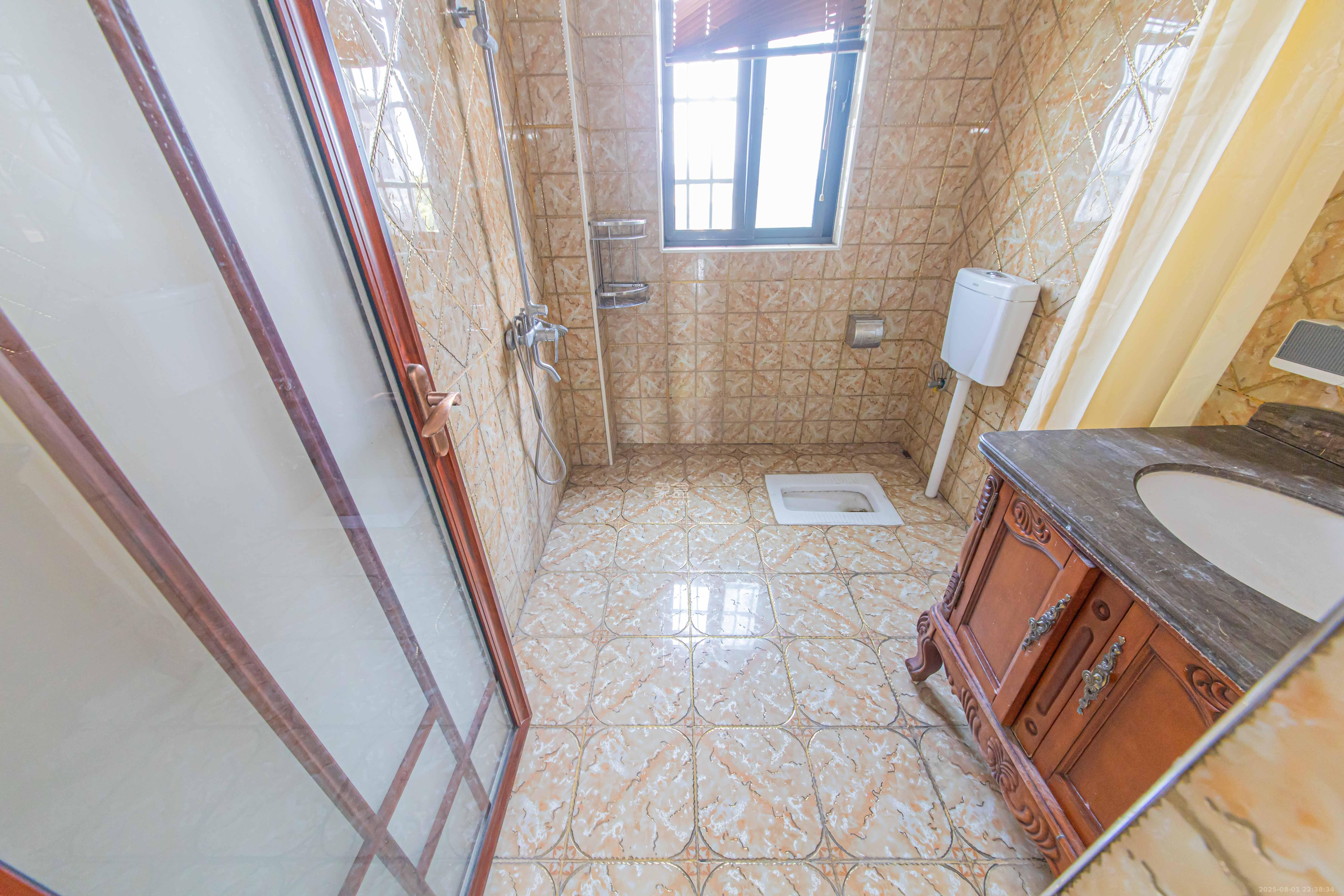 九峰远见 6室3厅4卫 266.0万 九峰远见 6室3厅4卫 266.0万卫生间