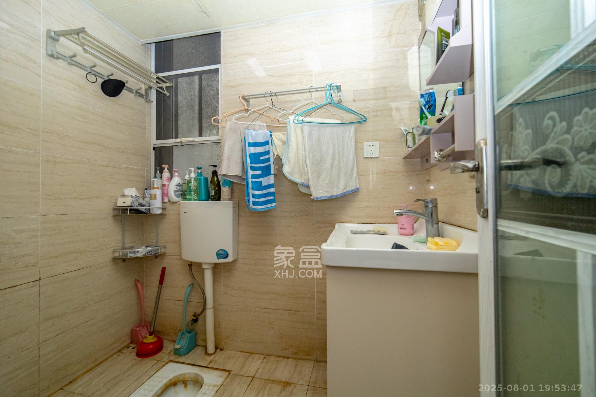 泊林晶城  3室2厅1卫   58.00万卫生间