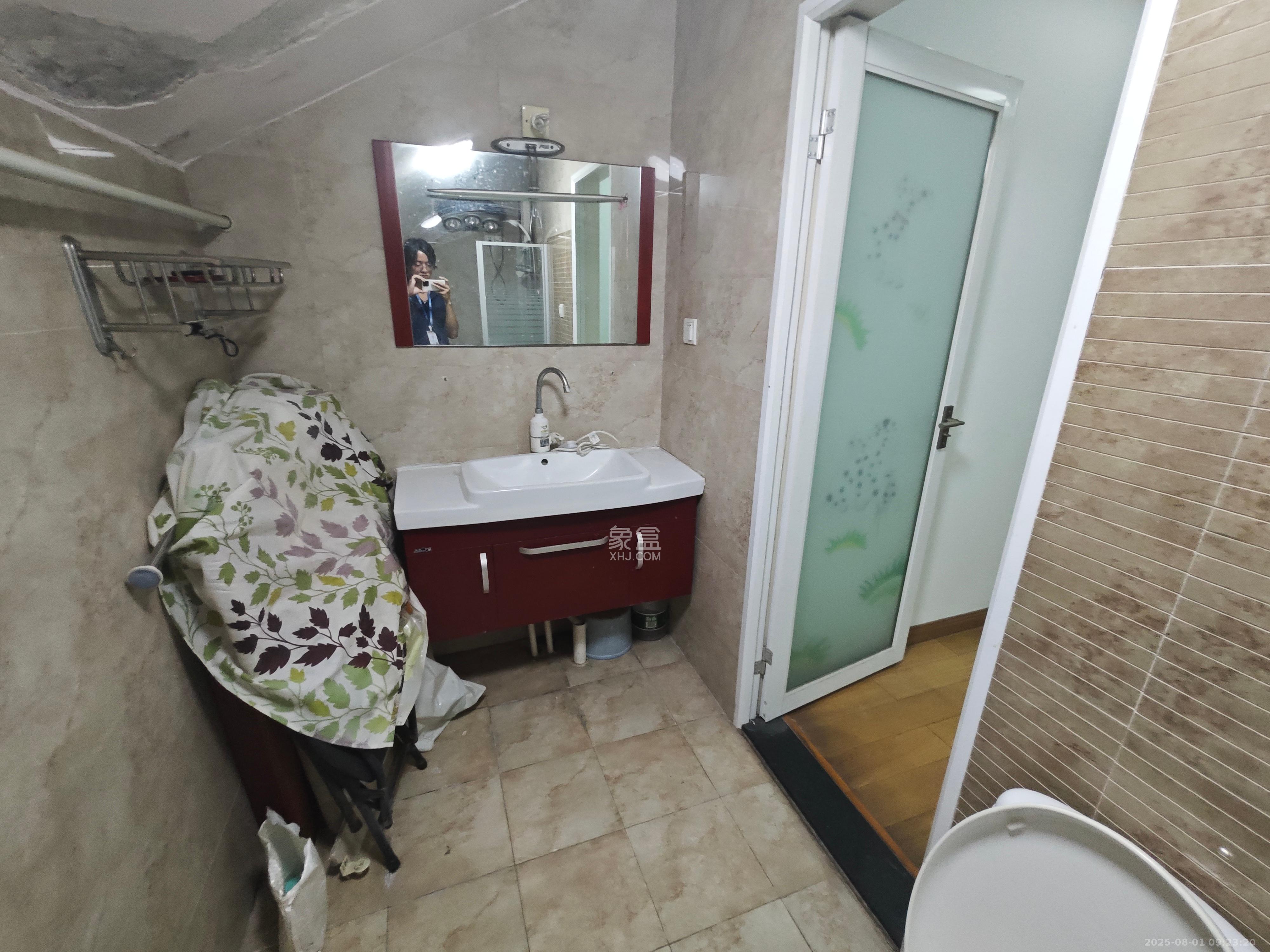 恩瑞麓山名园(龙王港小区) 4室2厅2卫 3000.0元/月 恩瑞麓山名园(龙王港小区) 4室2厅2卫 3000.0元/月室内图