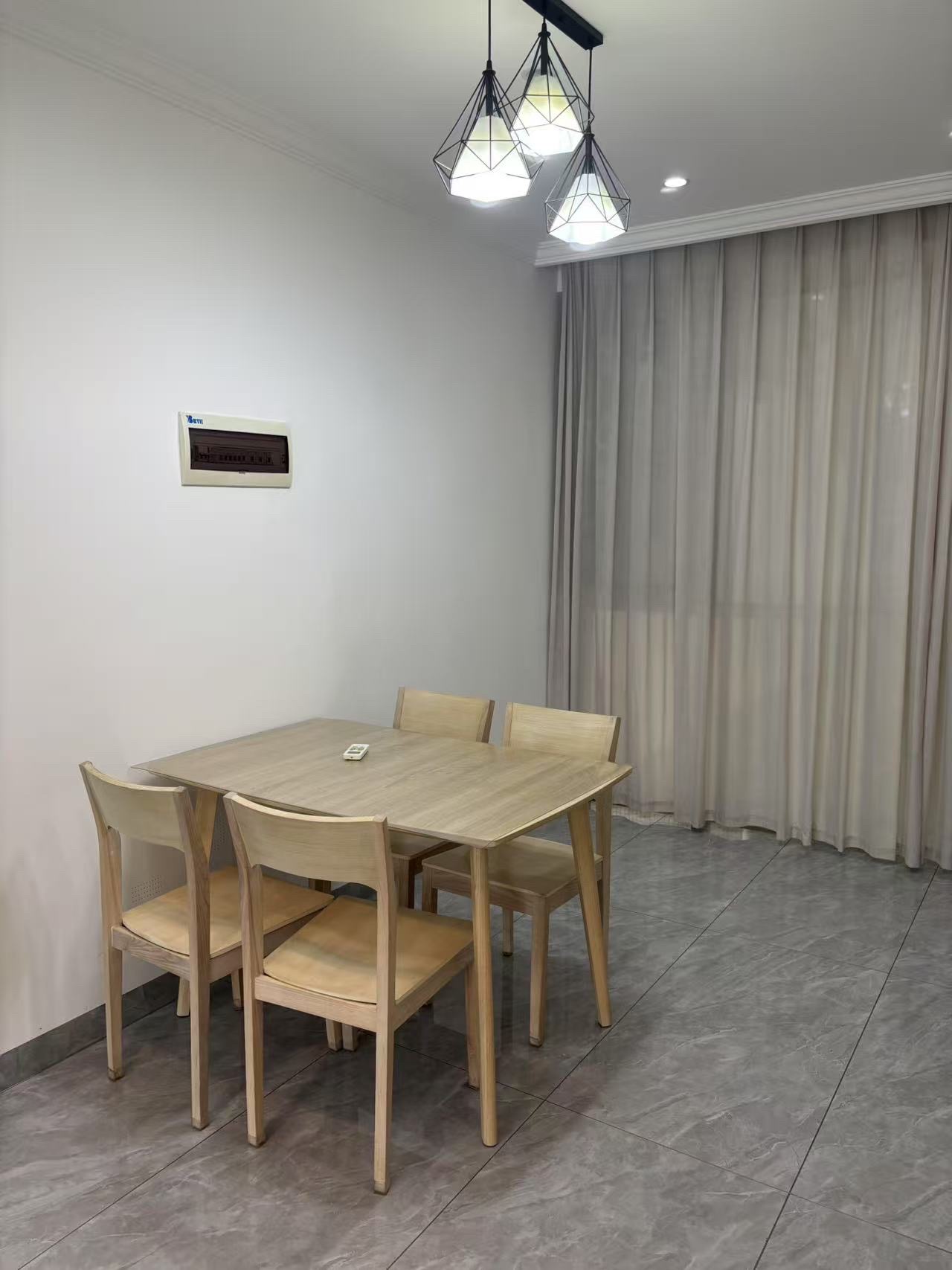 逸龙广场  2室2厅1卫   3500.00元/月室内图