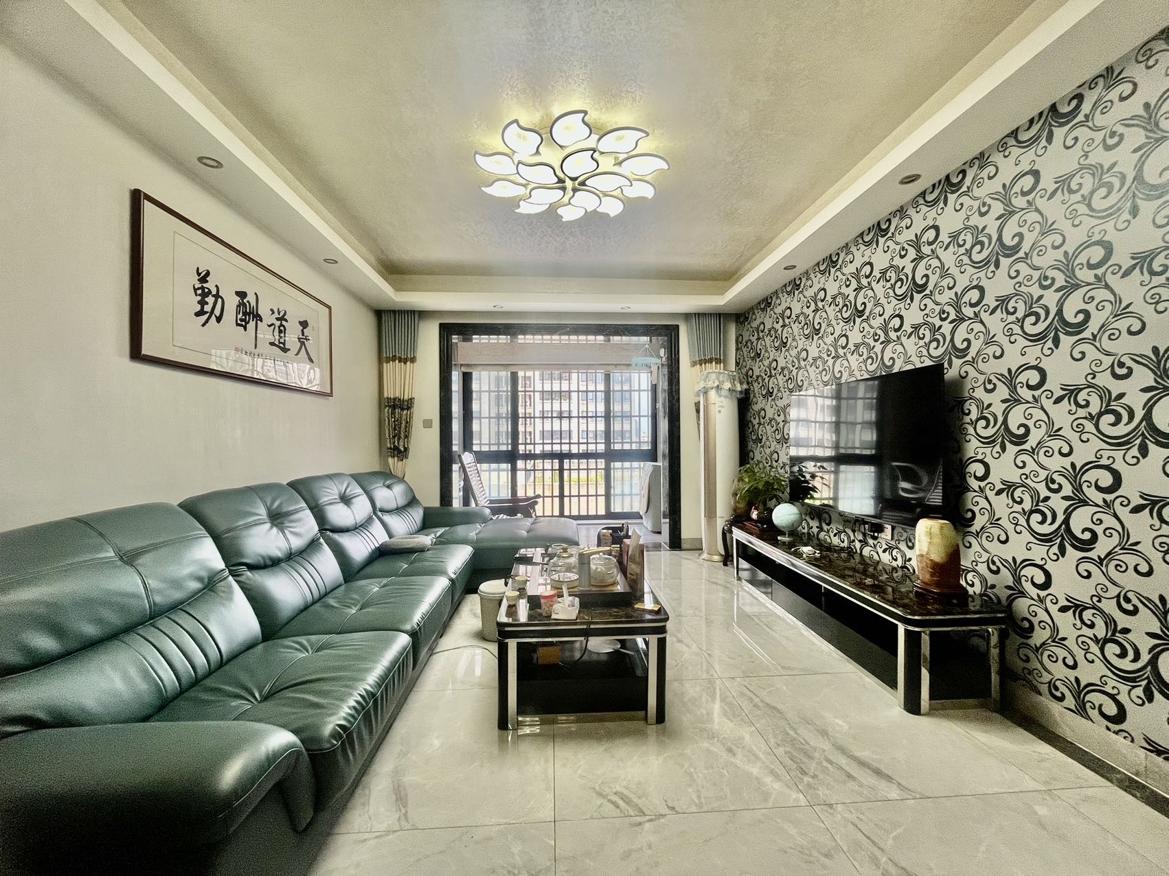 海信华庭 3室2厅2卫 225.0万 海信华庭 3室2厅2卫 225.0万客厅