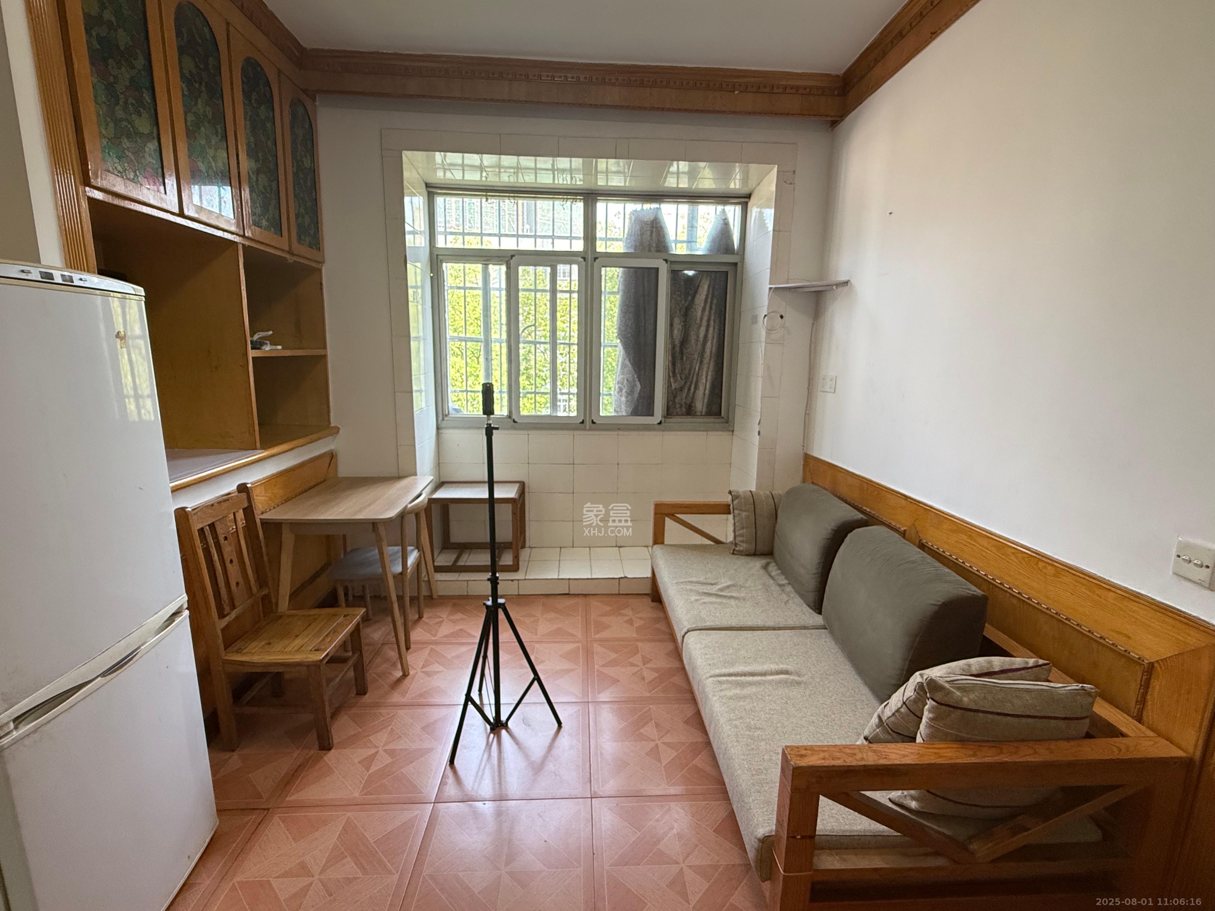 阿弥岭一二片  2室1厅1卫    1300.0元/月 阿弥岭一二片  2室1厅1卫    1300.0元/月室内图