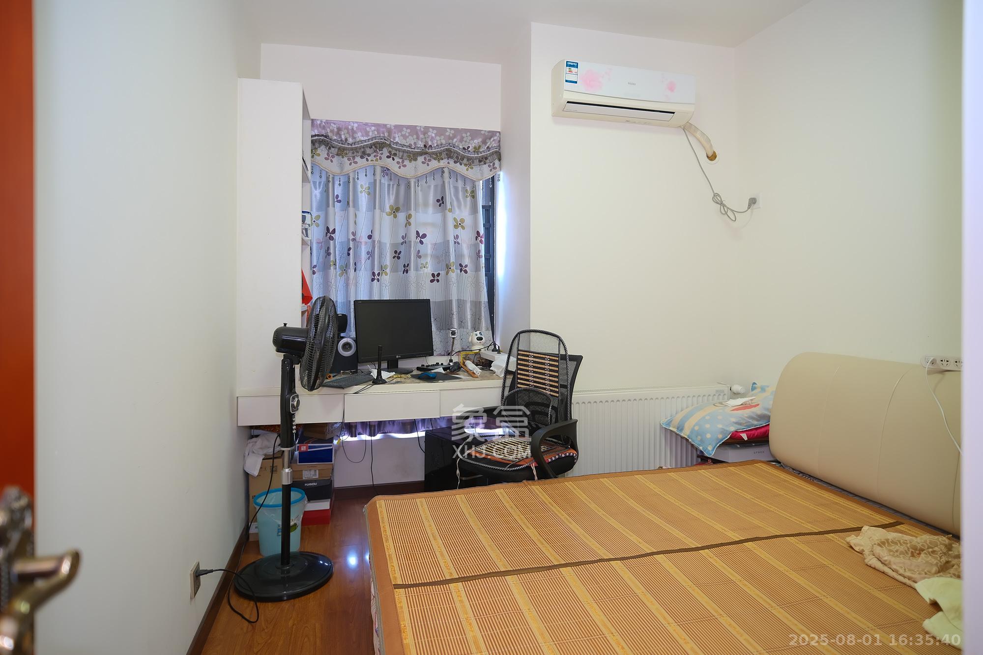 三一街区  3室2厅2卫   89.80万卧室
