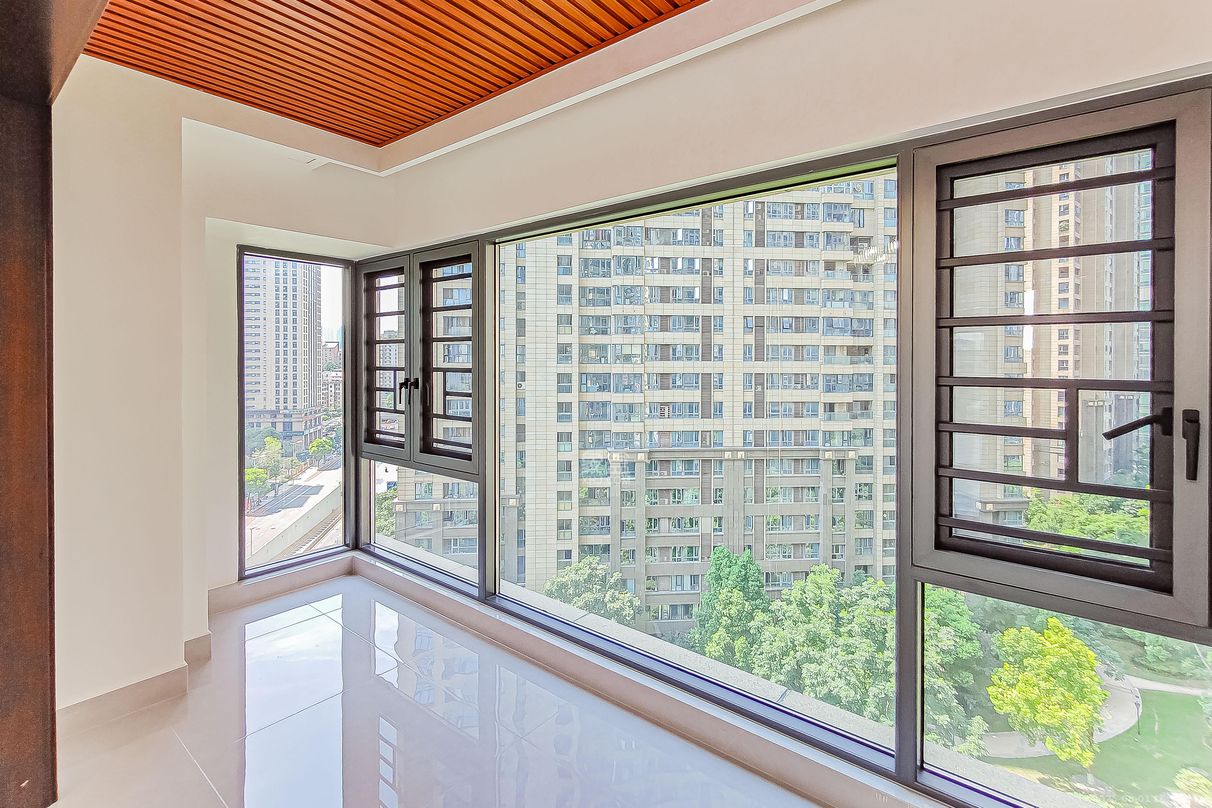 保利国际广场 3室2厅2卫 259.0万 保利国际广场 3室2厅2卫 259.0万阳台