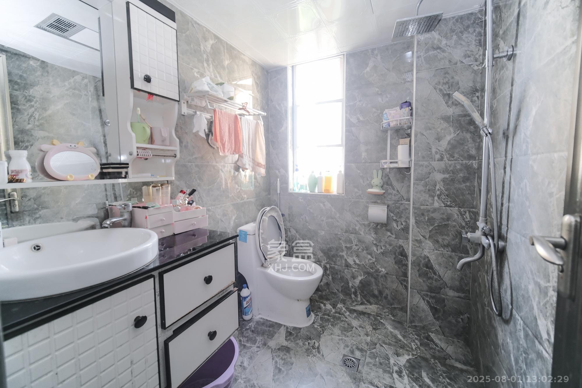 保利香槟国际 3室2厅2卫 83.00万 保利香槟国际 3室2厅2卫 83.00万卫生间