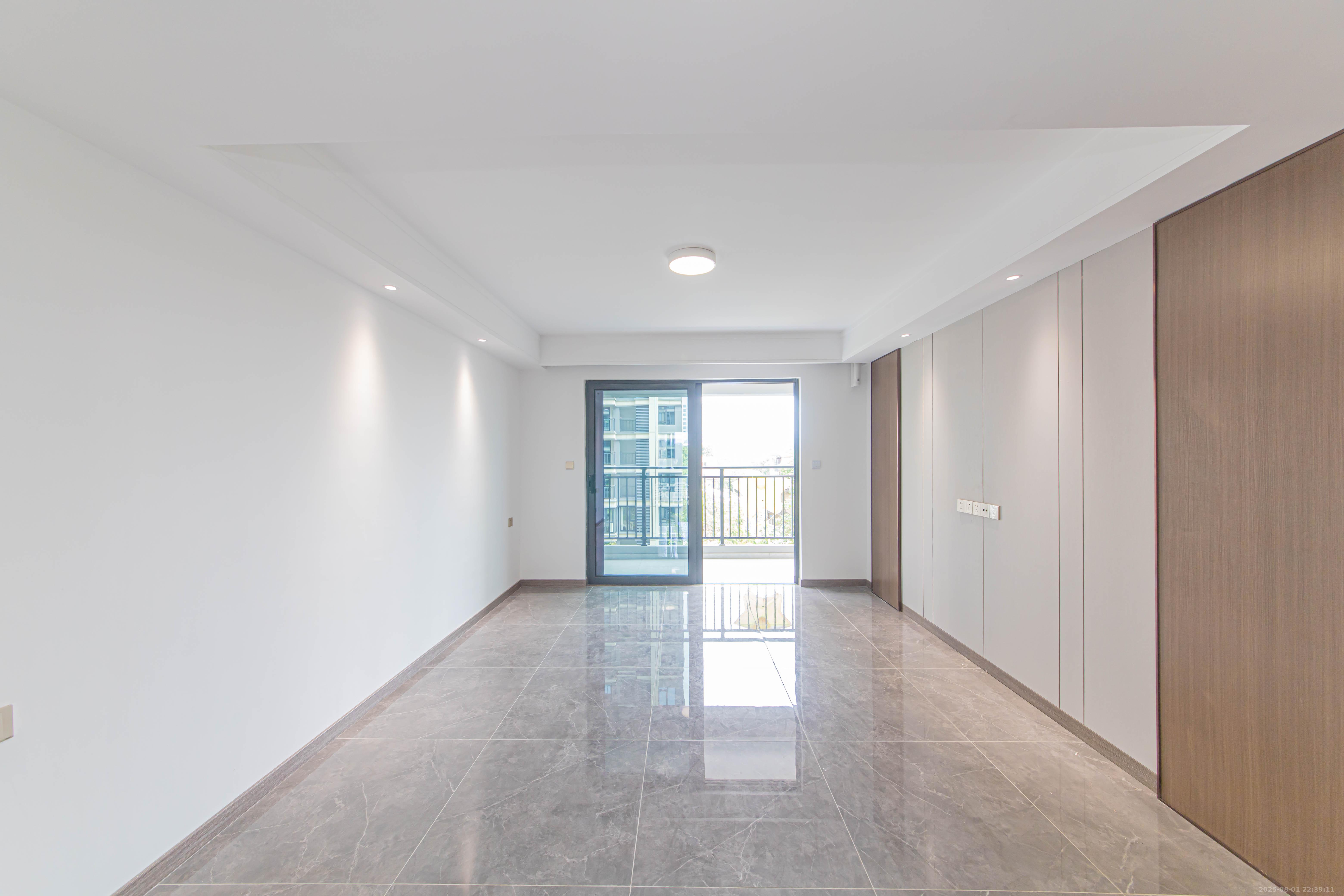 江悦和鸣  4室2厅2卫    215.0万 江悦和鸣  4室2厅2卫    215.0万客厅