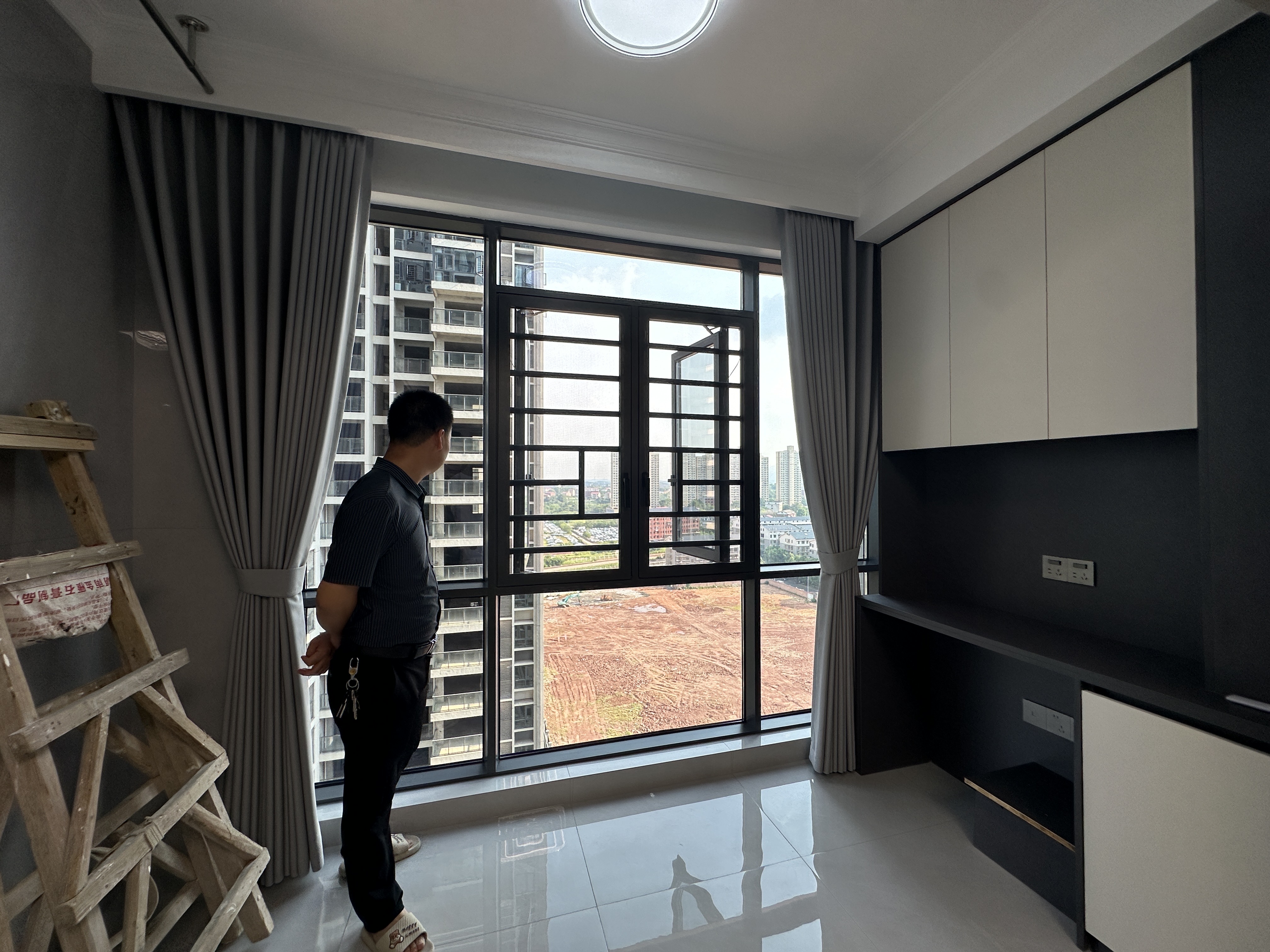 互助小区电梯房 3室2厅2卫 2500.0元/月 互助小区电梯房 3室2厅2卫 2500.0元/月室内图