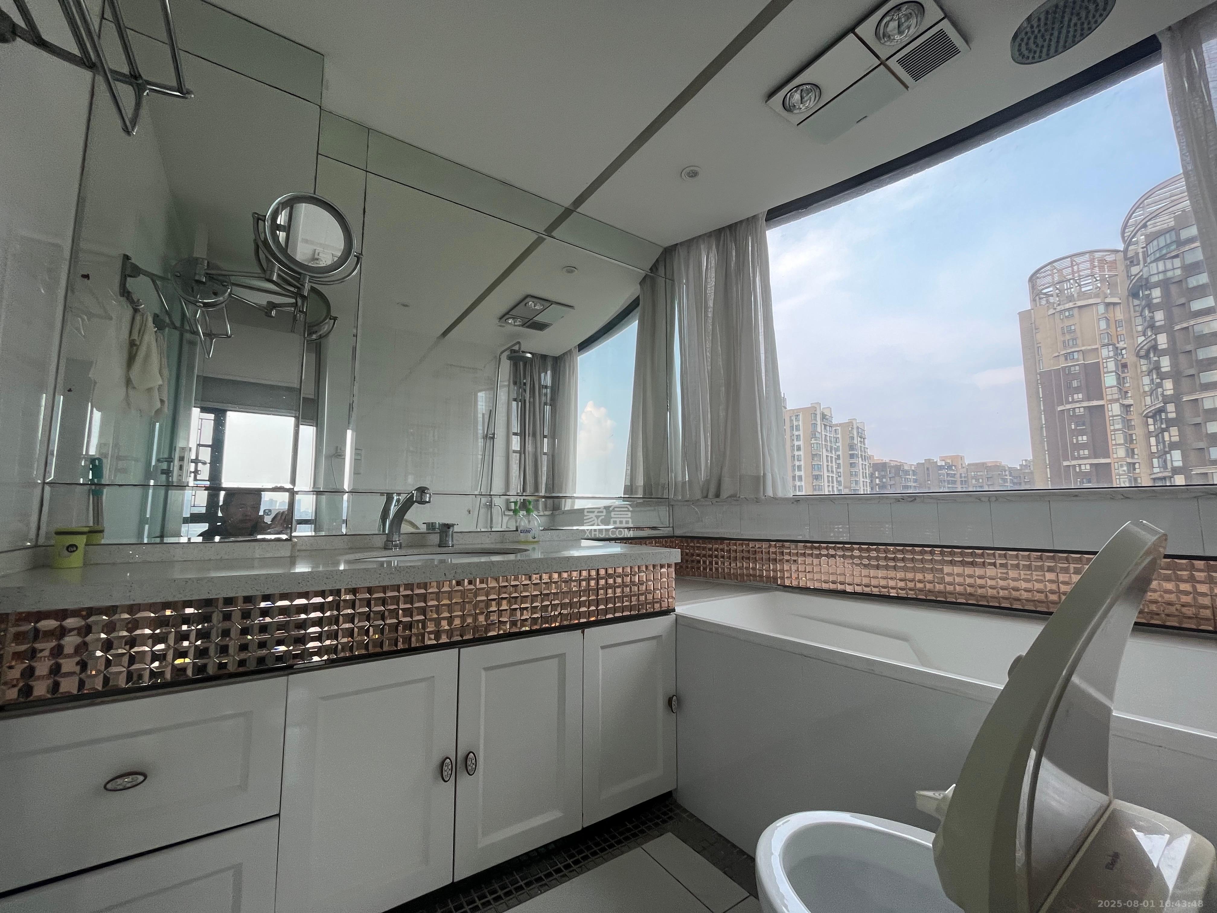 藏珑湖上国际花园  4室2厅2卫    6000.0元/月室内图