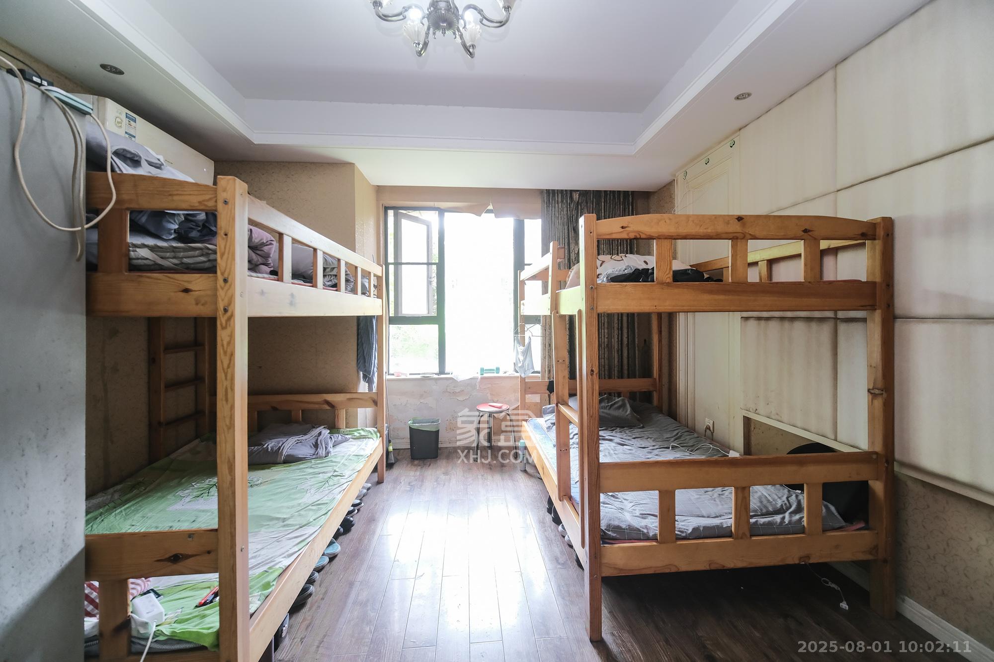 三一街区  4室2厅2卫   105.00万卧室